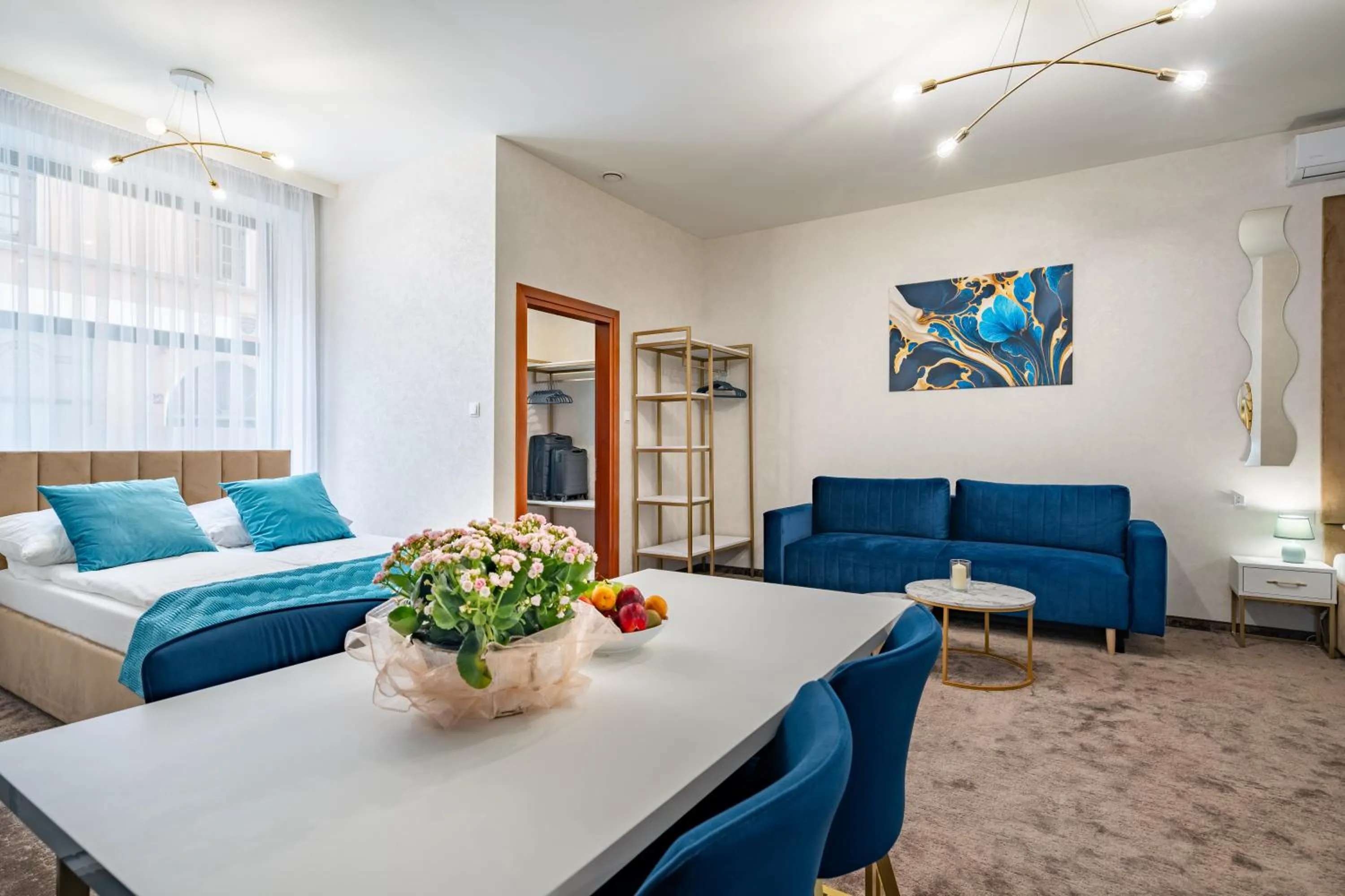 Photo of the whole room, Bed in Gotyk