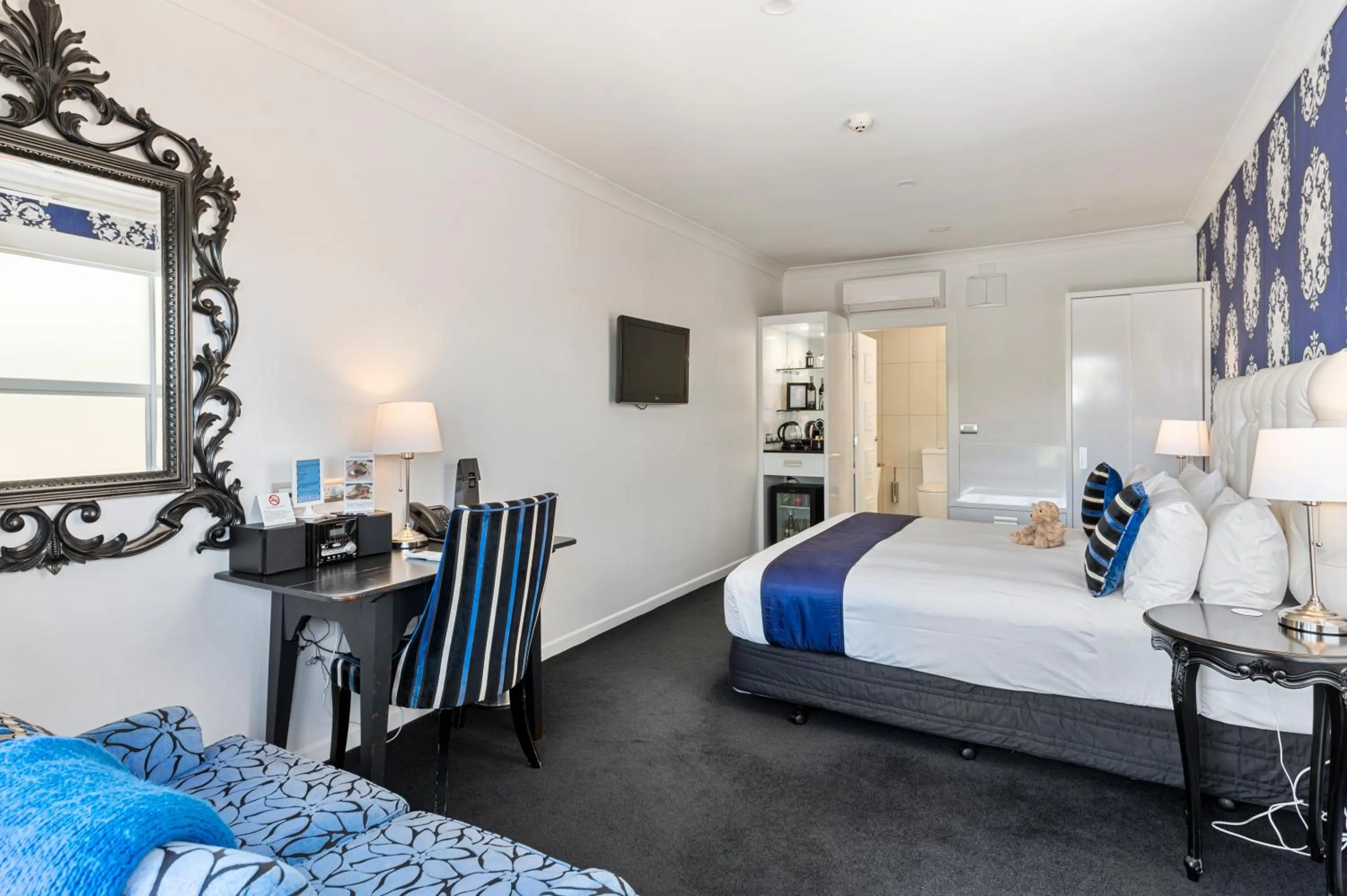 Photo of the whole room, Bed in Black Swan Lakeside Boutique Hotel