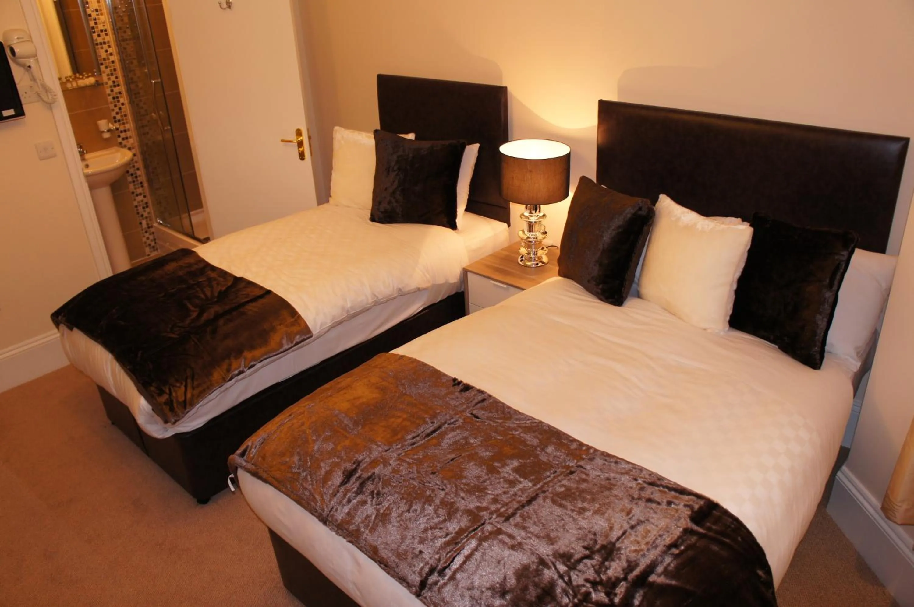 Bed in Sapphire Hotel London