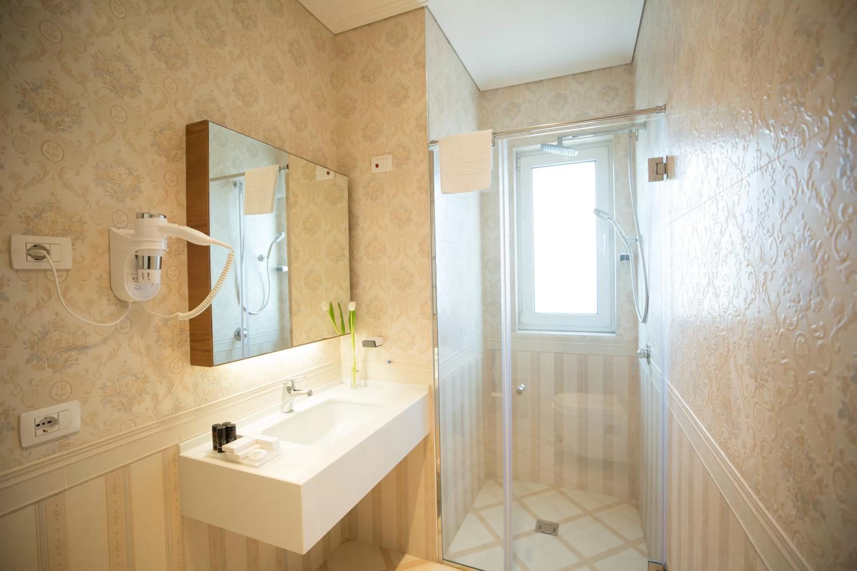 Shower, Bathroom in Royal Hill Hotel