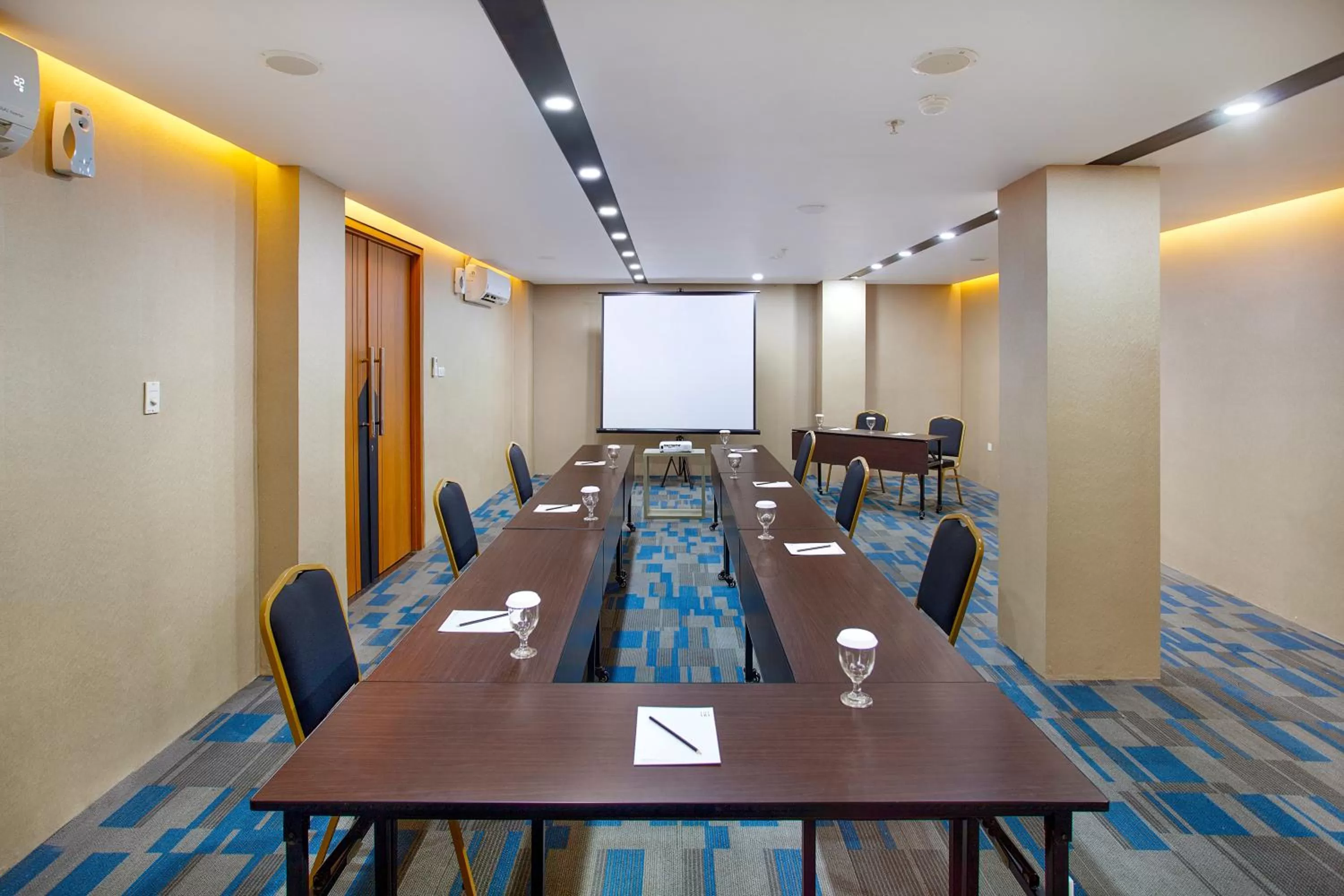 Meeting/conference room in Hotel 88 Alun Alun Bandung By WH