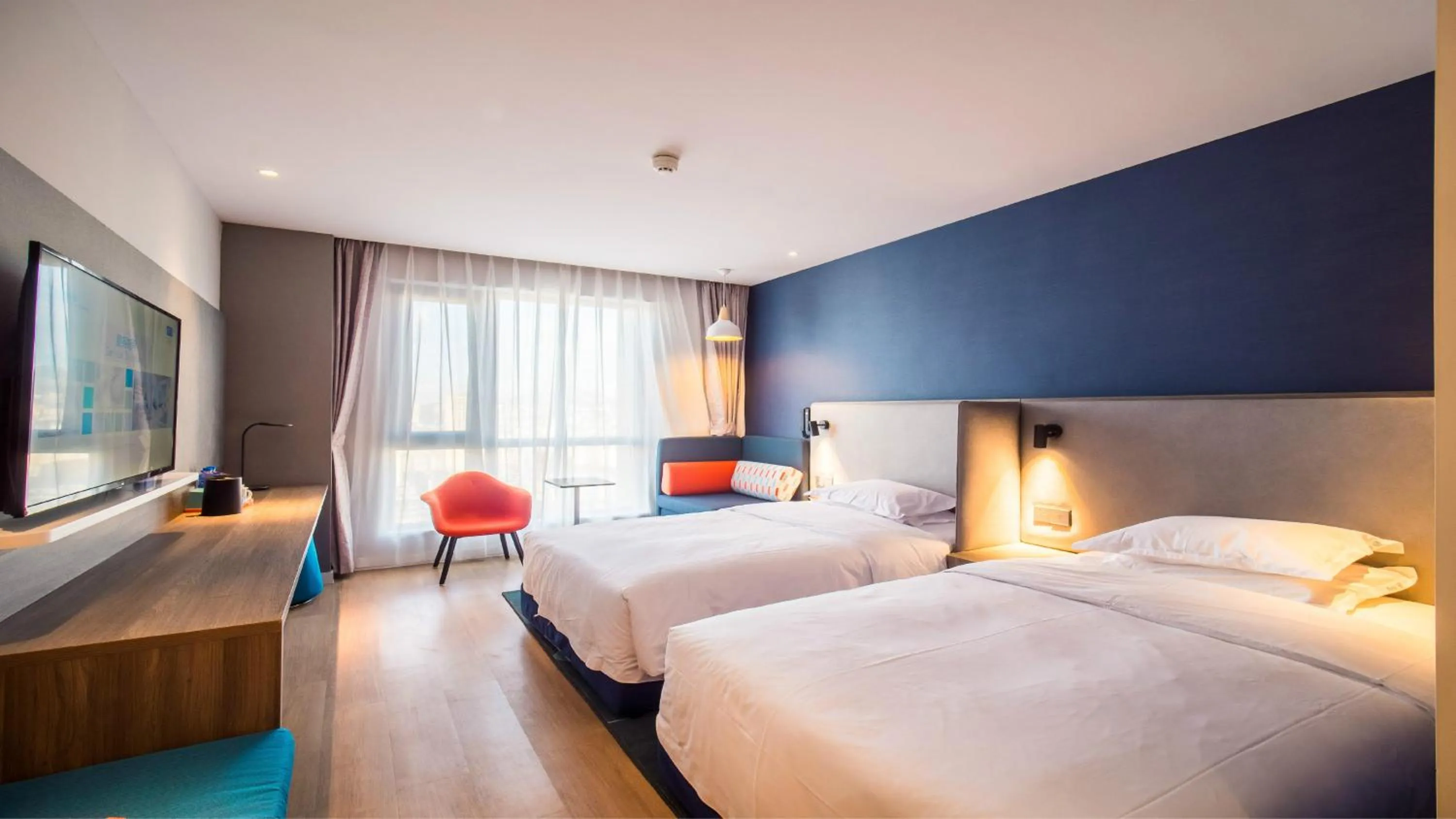 Photo of the whole room, Bed in Holiday Inn Express Kunming West by IHG