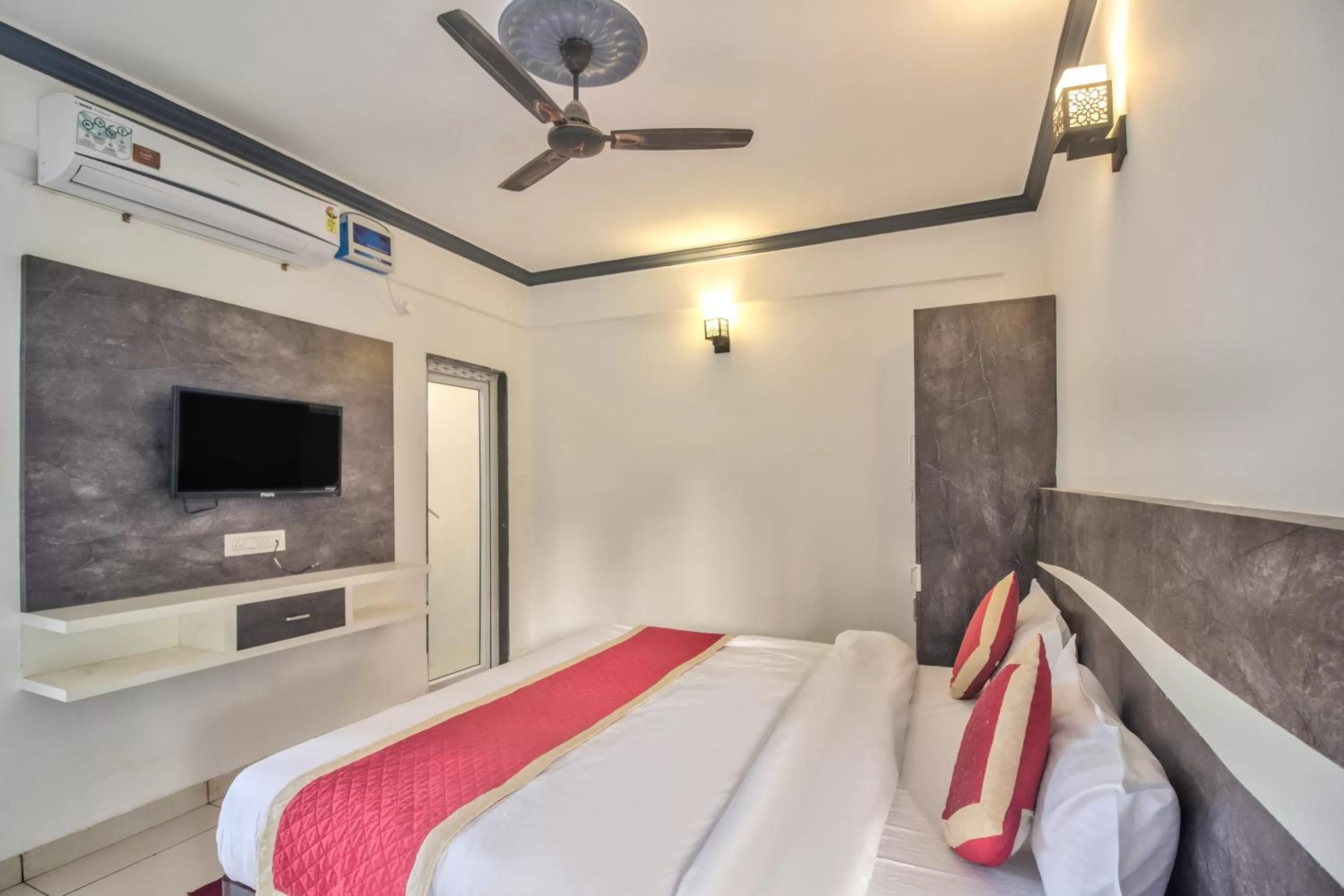 Photo of the whole room, Bed in Oceano Beach Resort