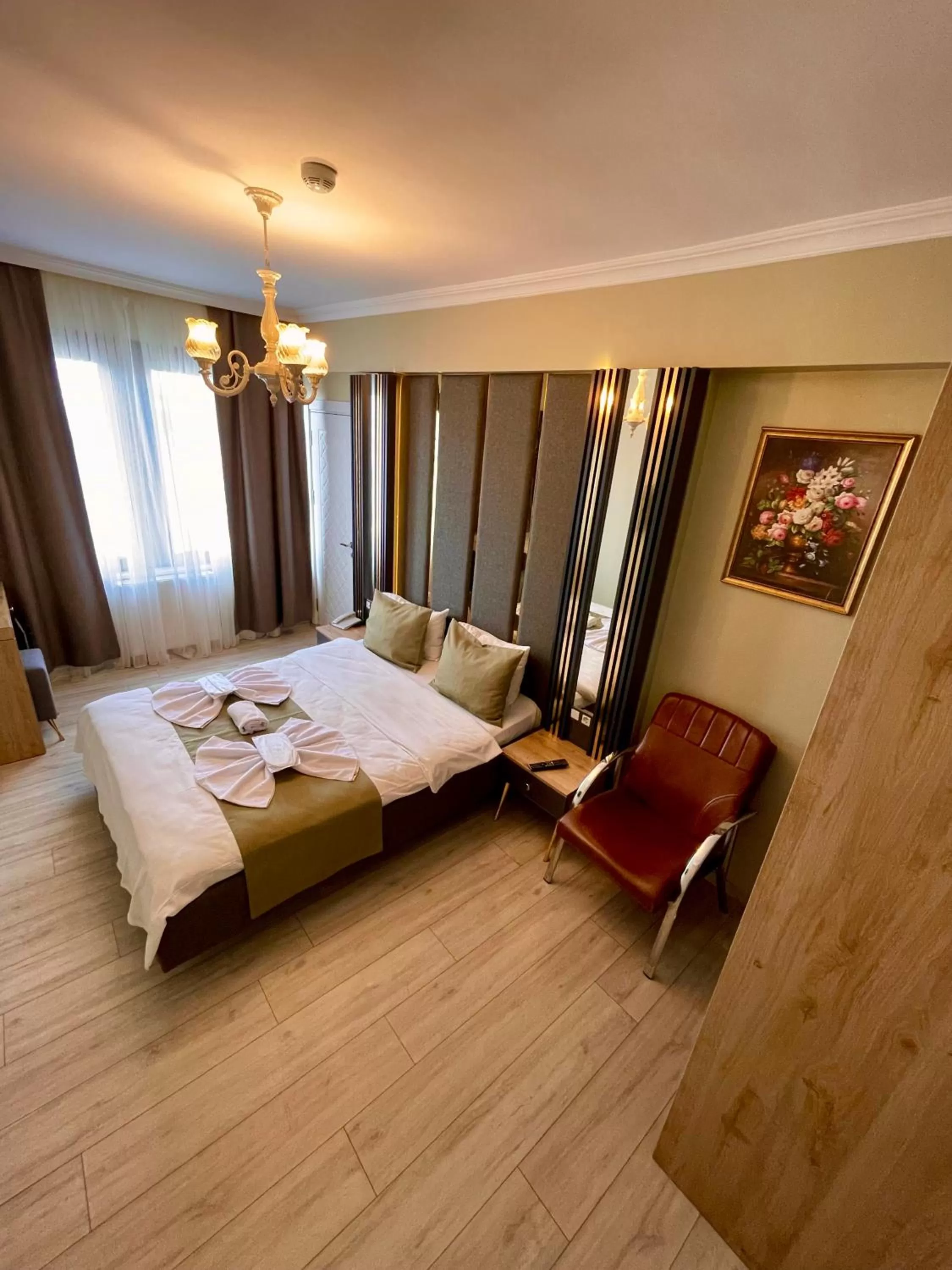 Photo of the whole room, Bed in New Taksim Hotel