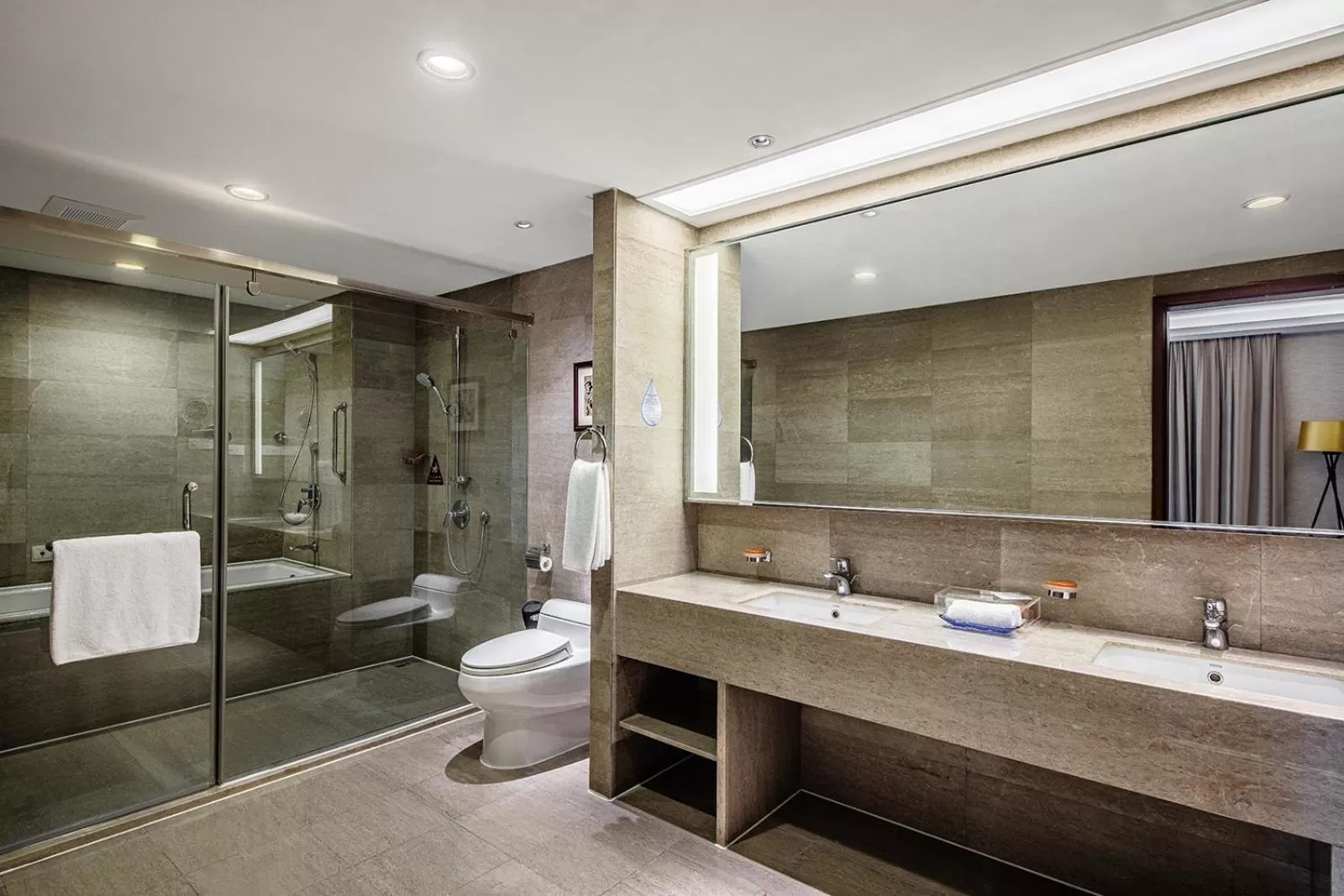 Bathroom in Crowne Plaza Foshan by IHG