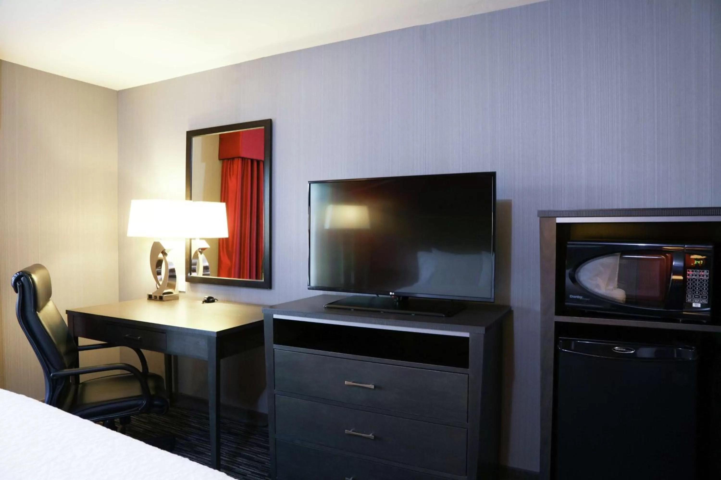 Bedroom, Bed in Hampton Inn & Suites Temecula