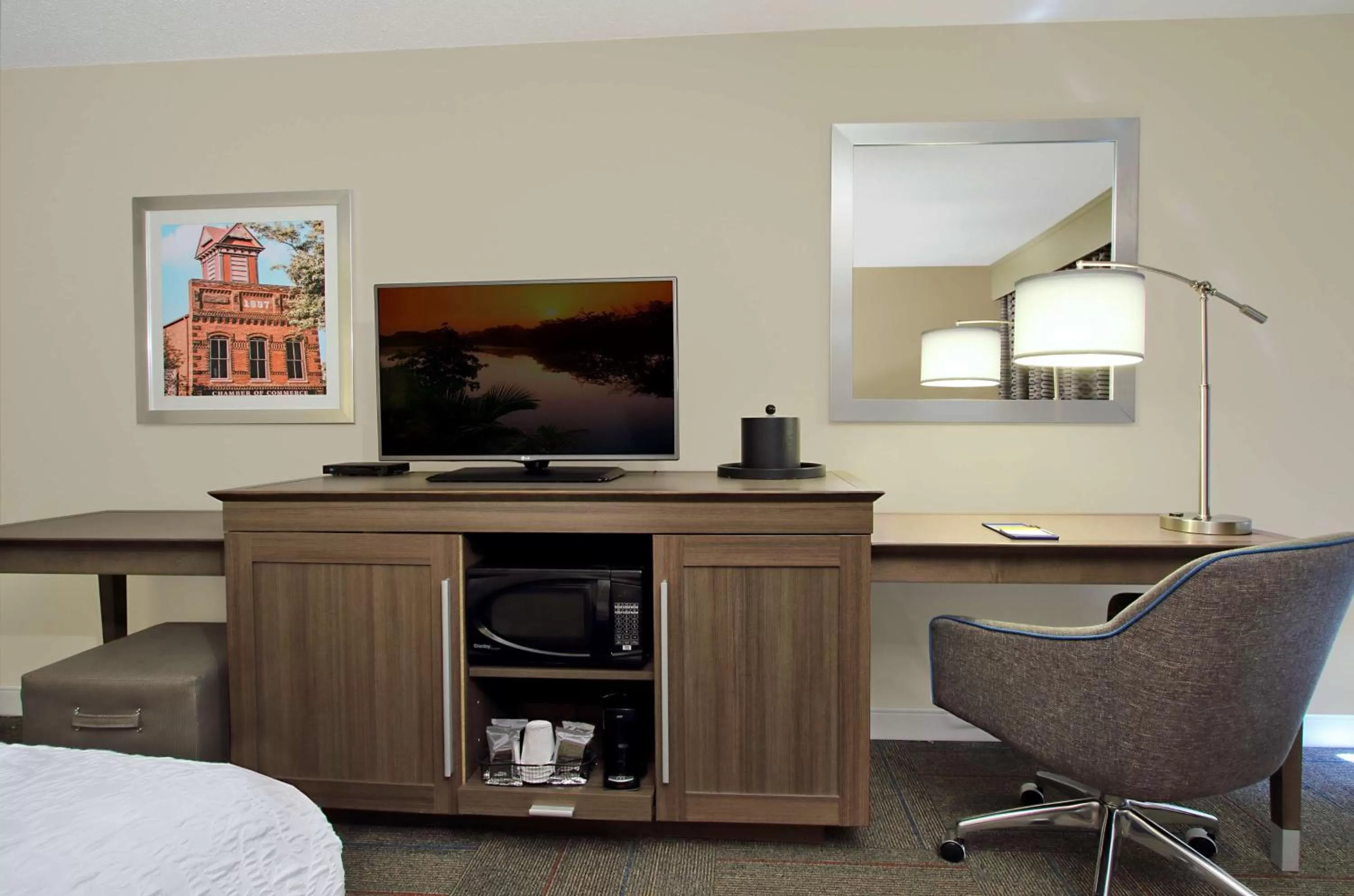 Bedroom in Hampton Inn Madison