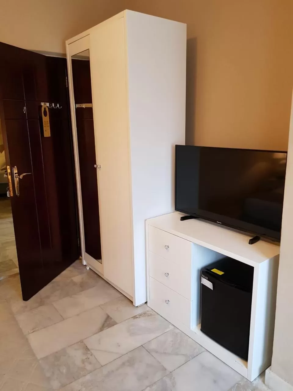 Communal lounge/ TV room in Sunset Inn