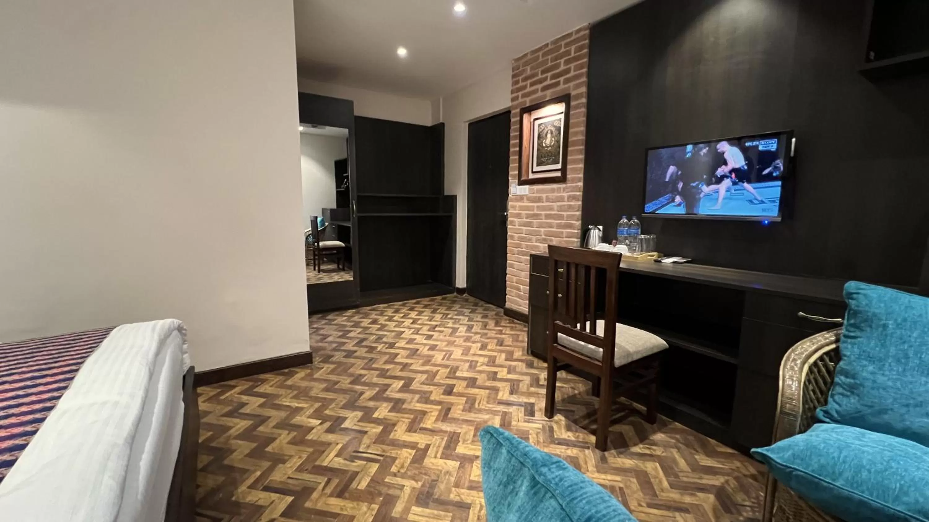 Bed, TV/Entertainment Center in Mandala Heritage Inn