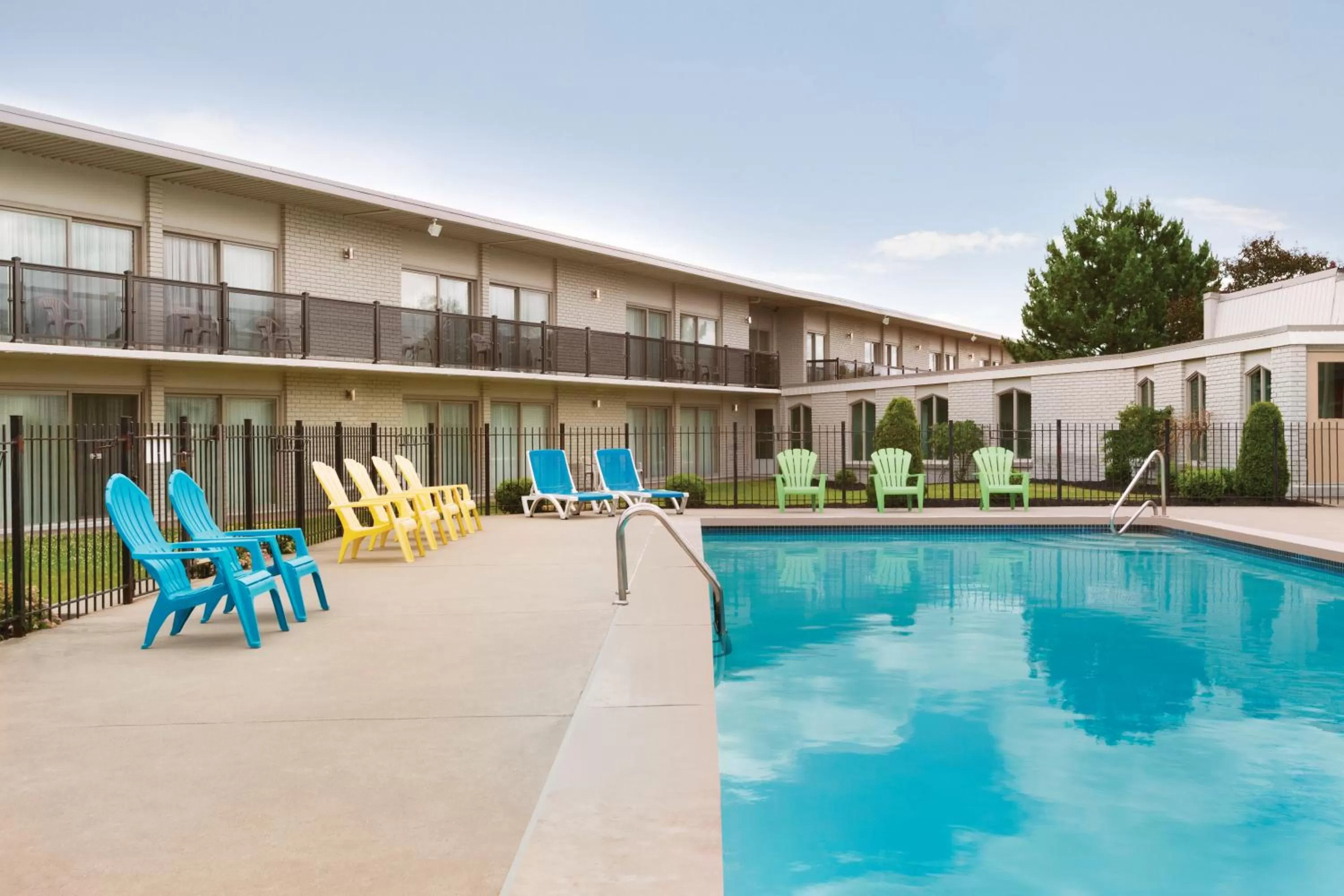 Swimming pool in Days Inn by Wyndham London