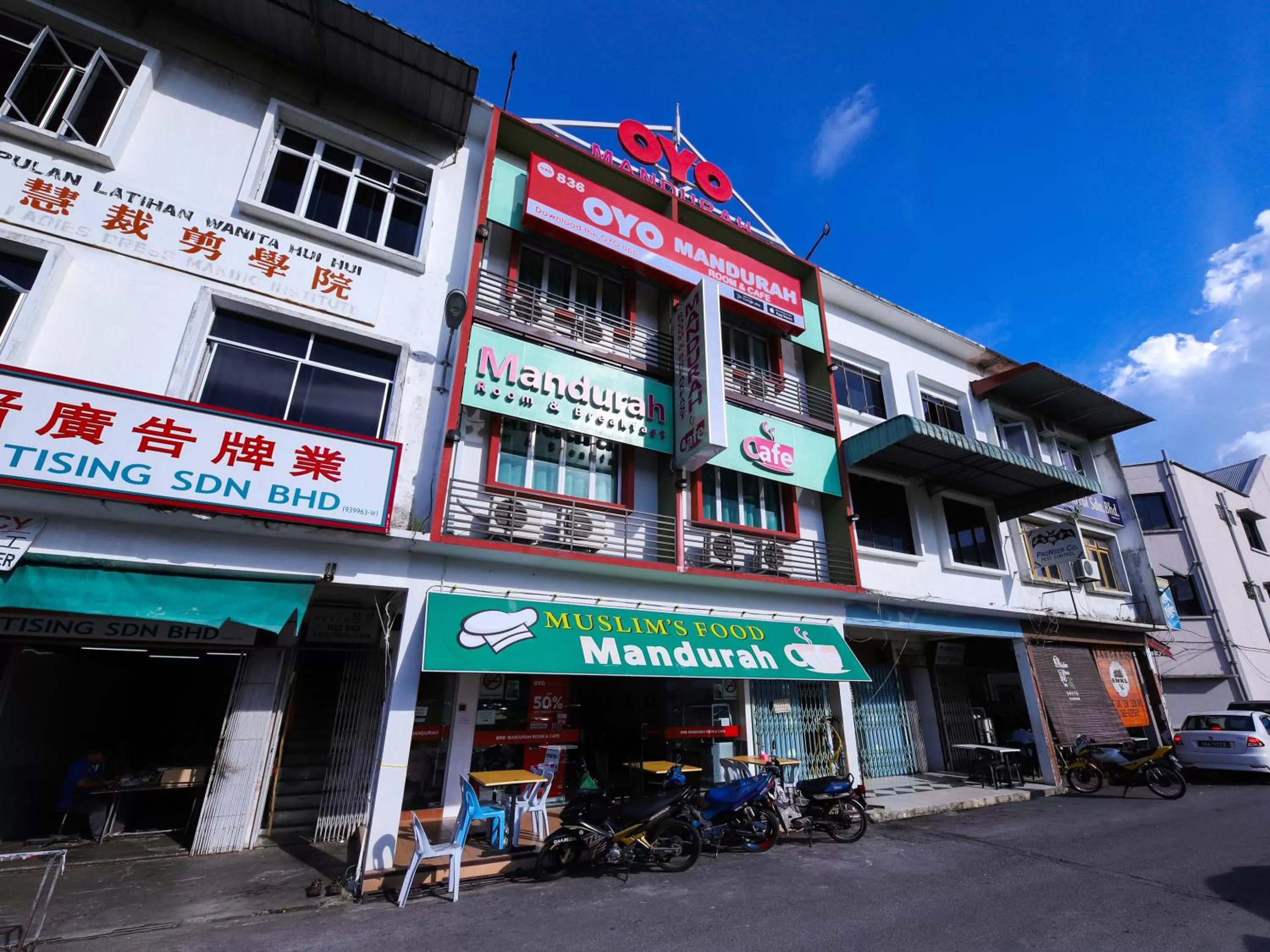 Property Building in OYO 836 Mandurah Room & Cafe