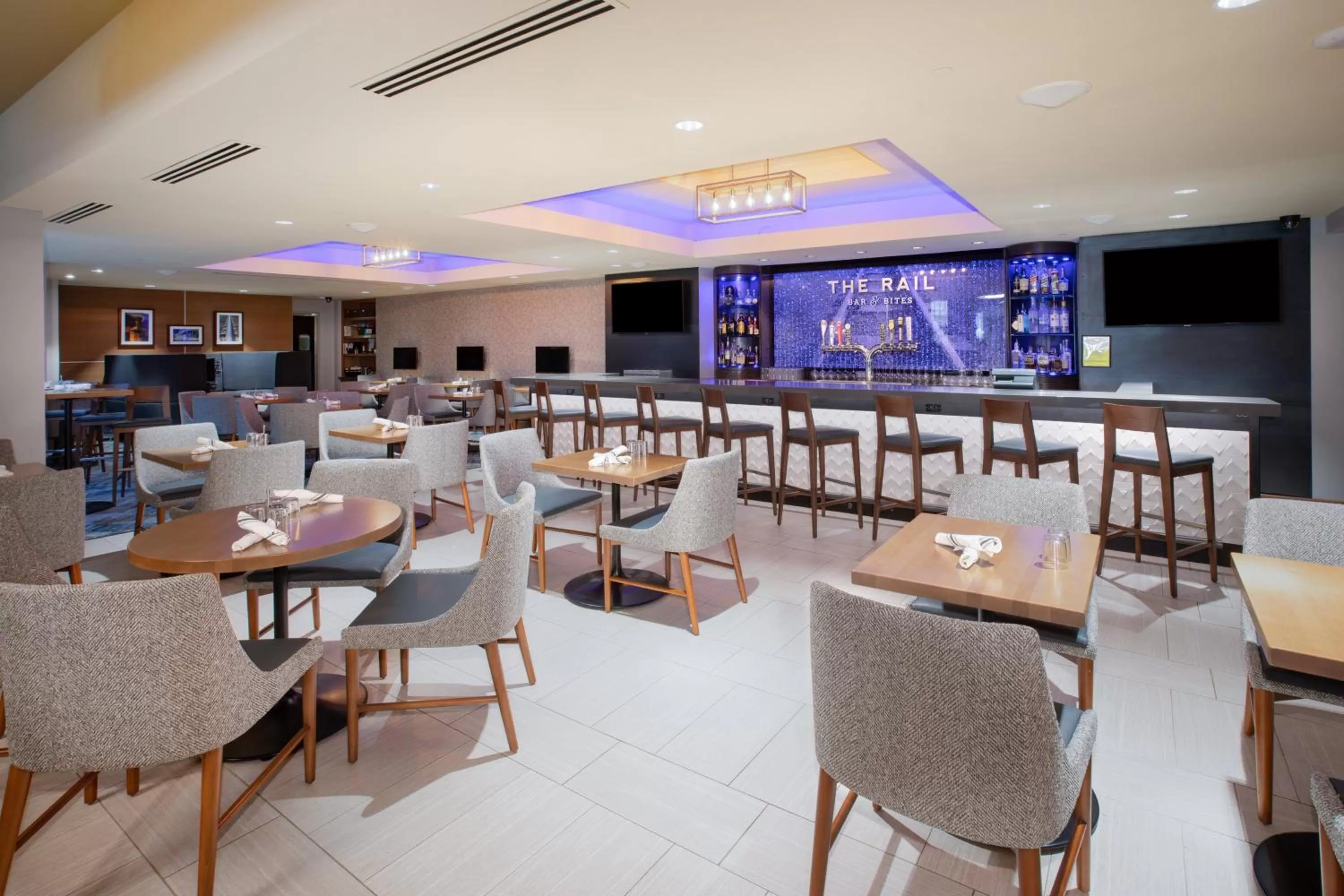 Lounge or bar in Crowne Plaza Kansas City Downtown by IHG