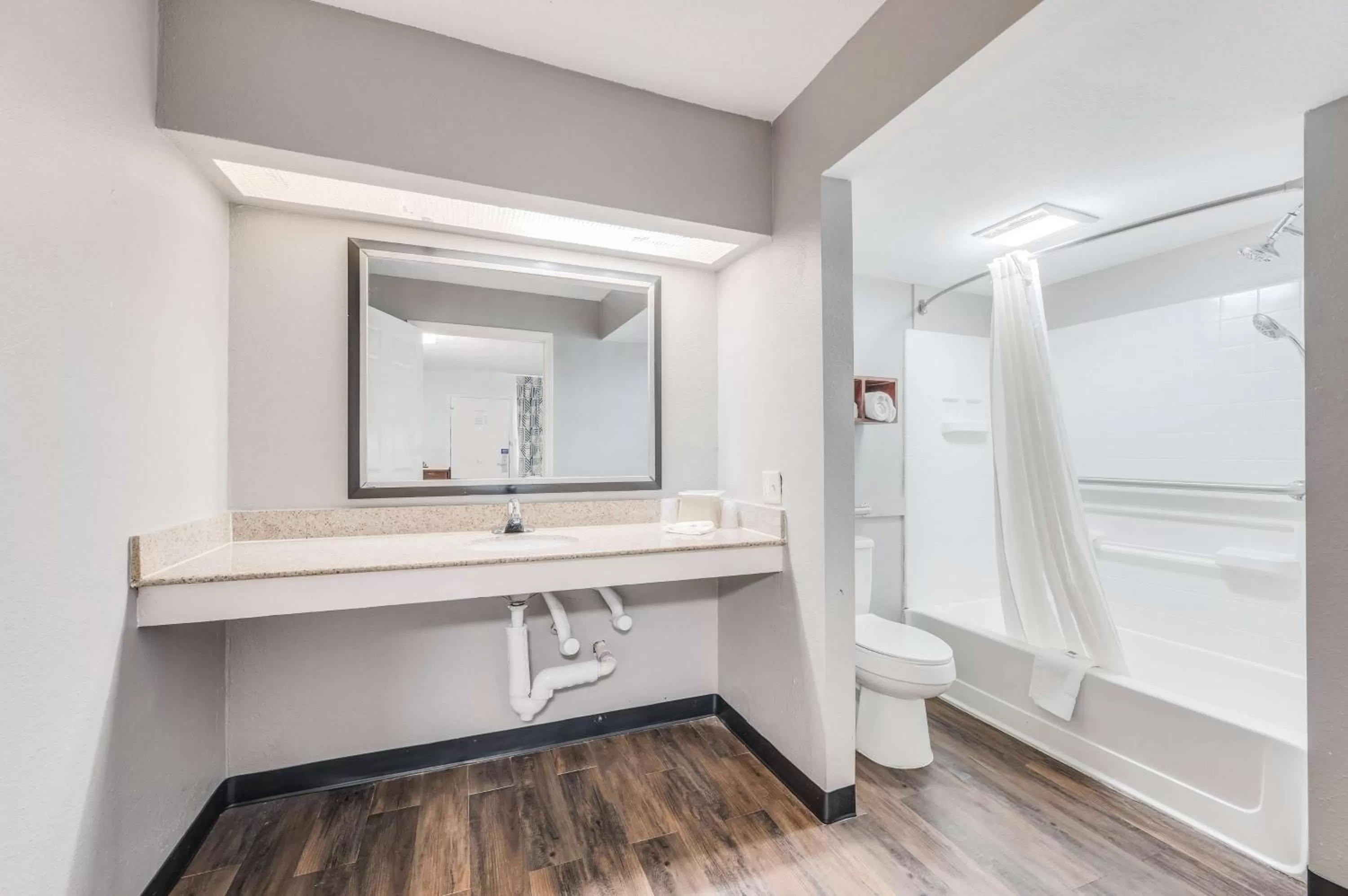 Photo of the whole room in Motel 6-Tupelo, MS - Downtown