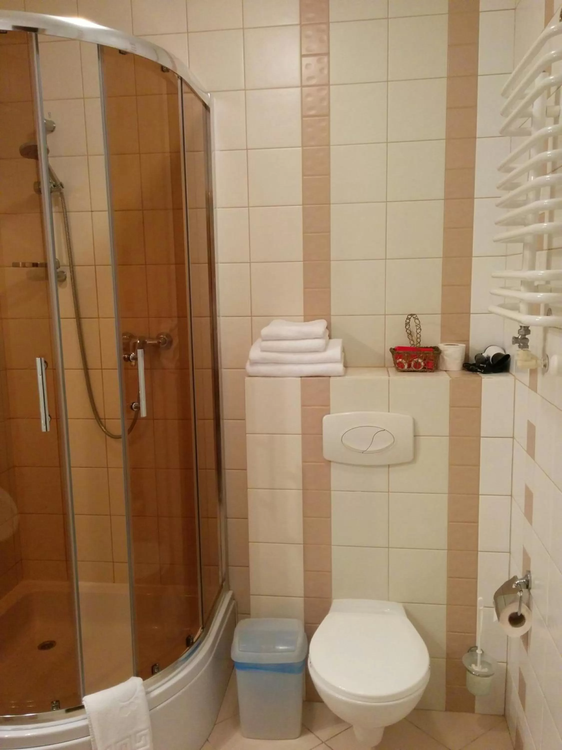 Photo of the whole room, Bathroom in Oscar