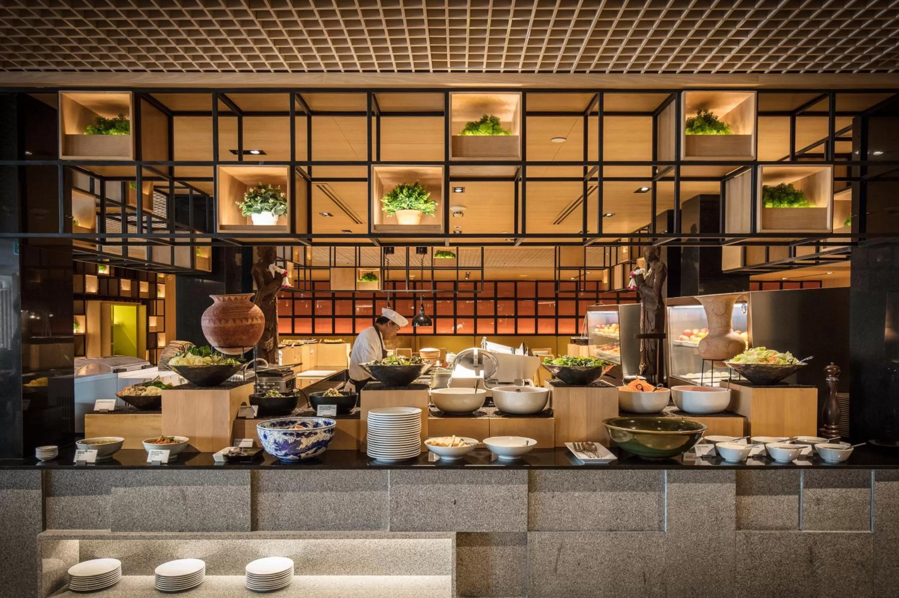 Restaurant/places to eat in Holiday Inn Bangkok by IHG