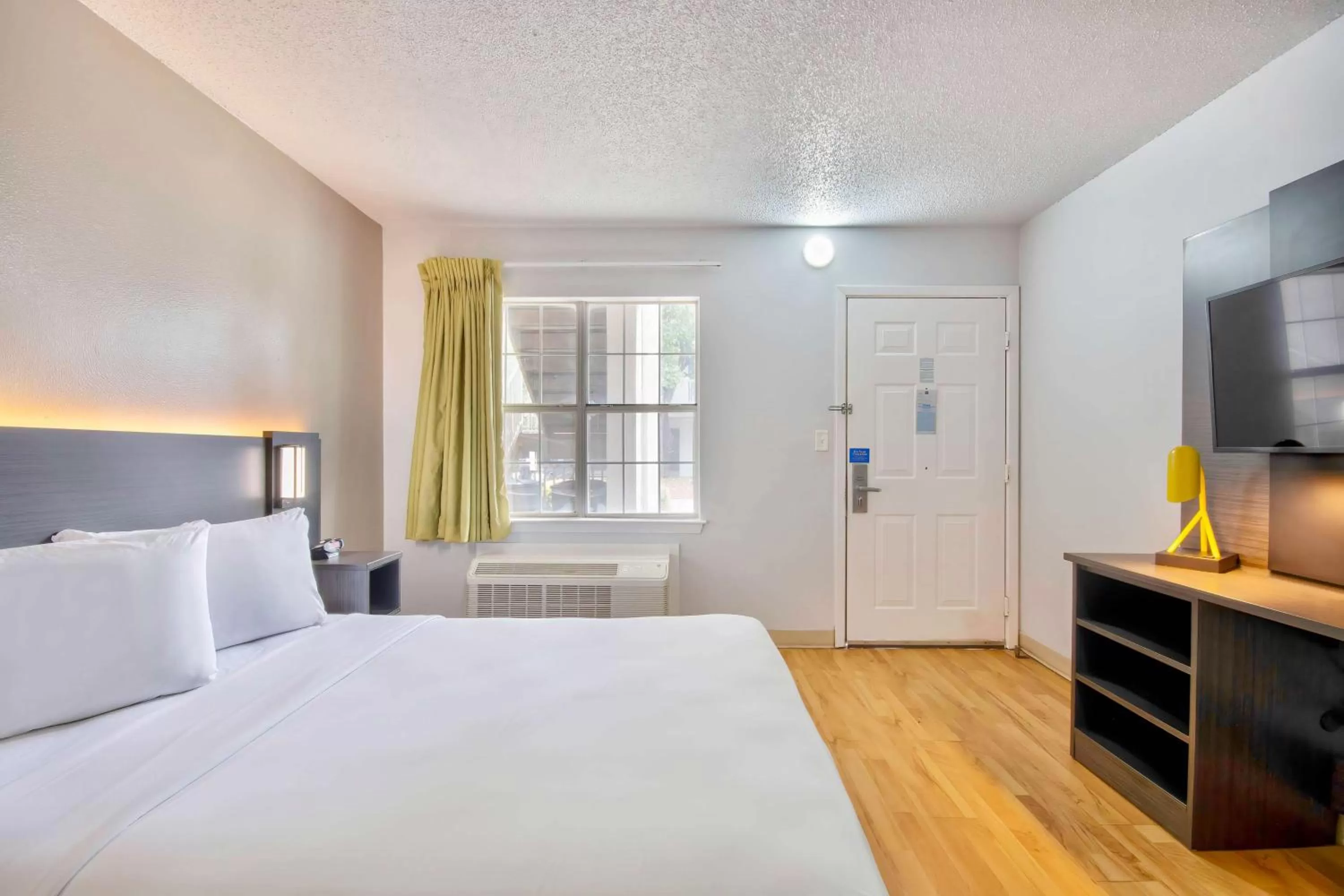 Bedroom, Bed in Studio 6-San Antonio, TX - Six Flags