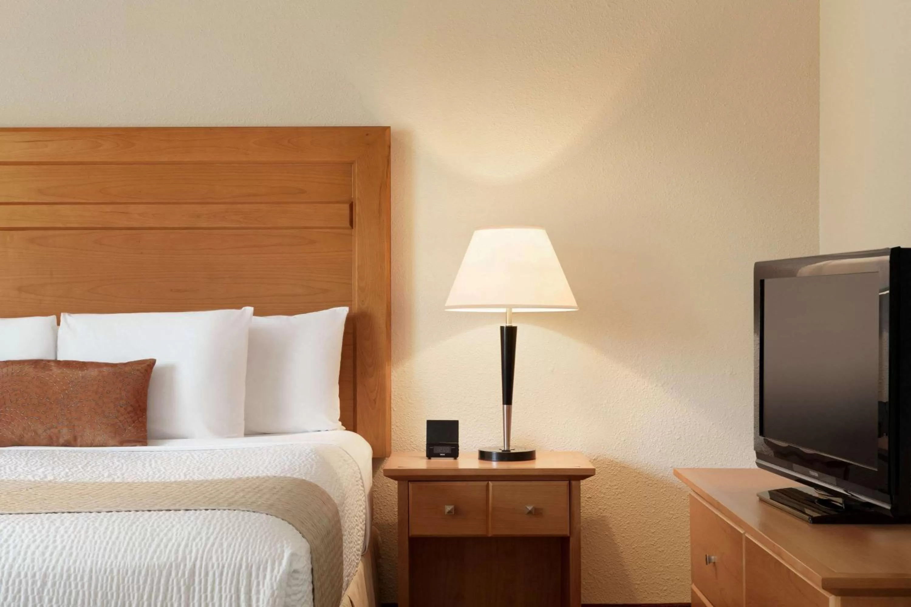 Photo of the whole room, Bed in Days Inn by Wyndham Edmonton Downtown