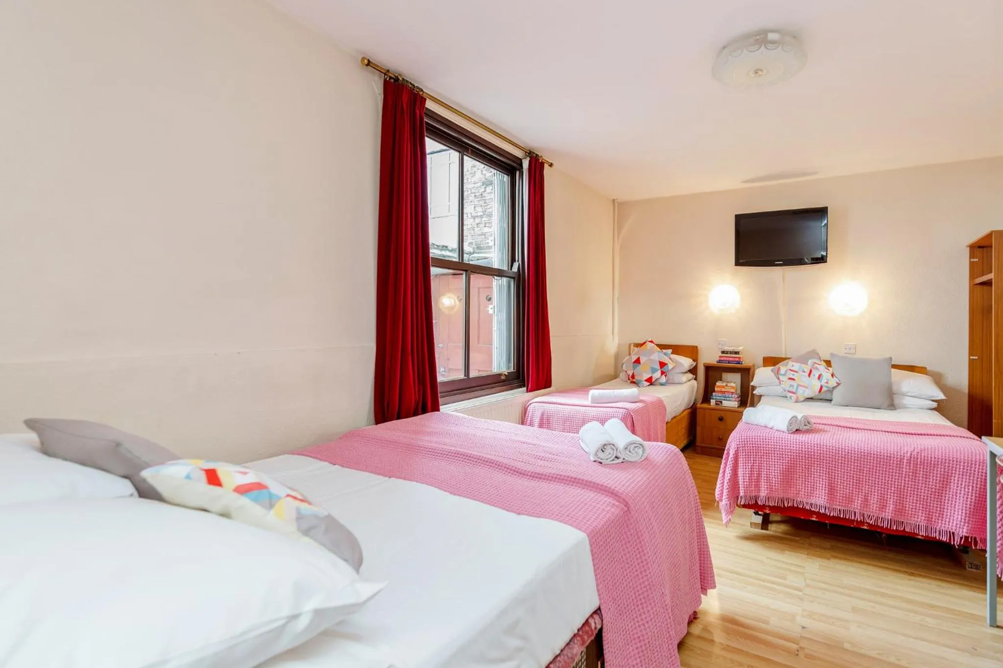 Photo of the whole room, Bed in Russell Square Hotel