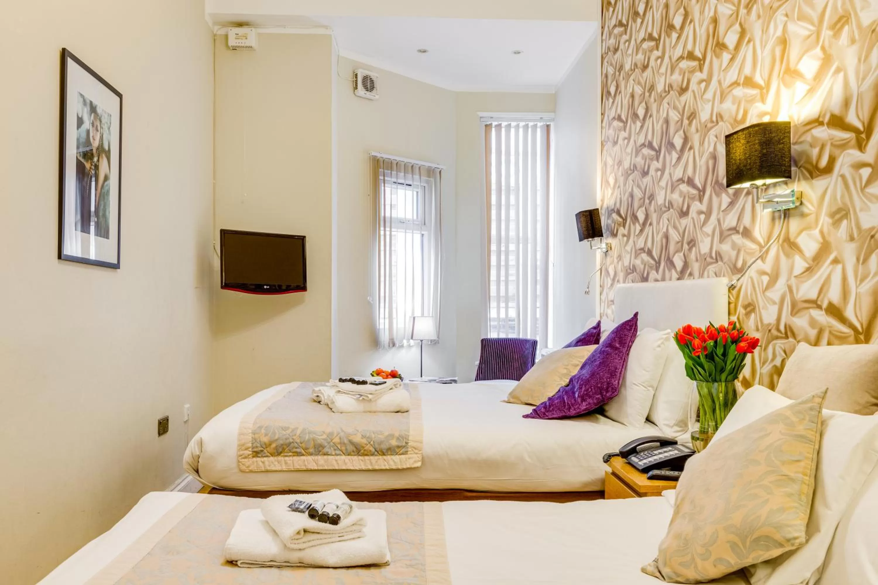 Bed in 1 Lexham Gardens Hotel