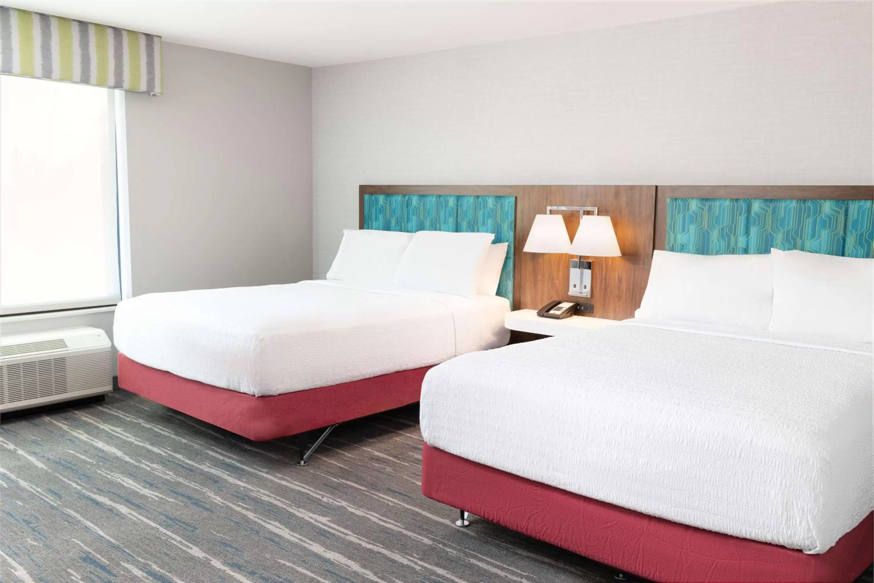 Bed in Hampton Inn & Suites Santa Rosa Sonoma Wine Country