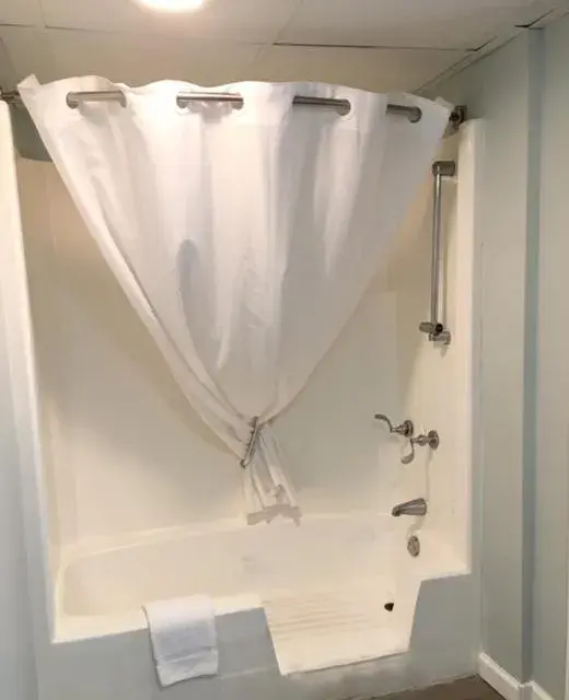 Non-Oceanfront Queen Room-Accessible in Ocean Plaza Motel Non-Oceanfront Queen Room-Accessible in Ocean Plaza Motel