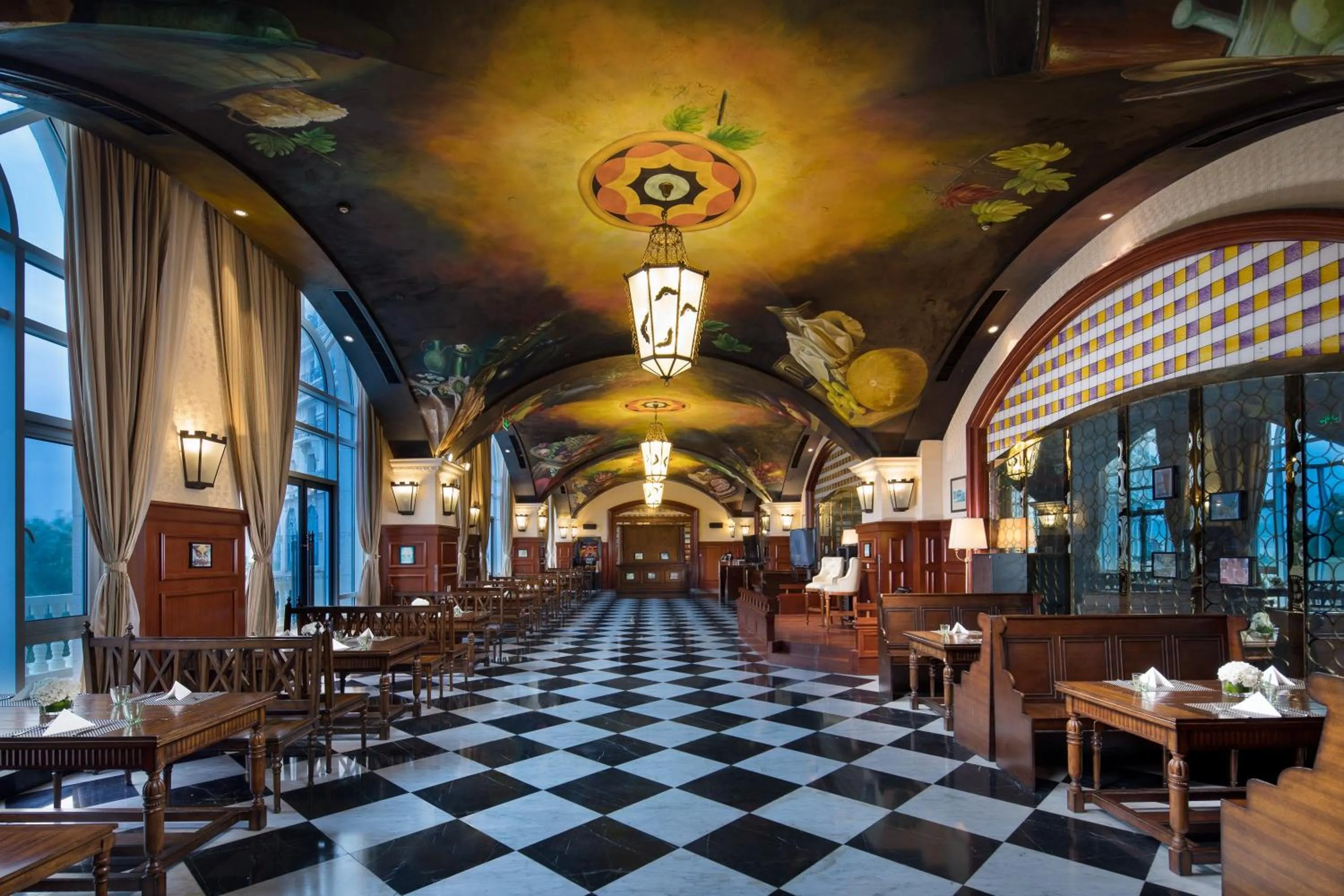 Lounge or bar in Crowne Plaza Ocean Spring Resort by IHG