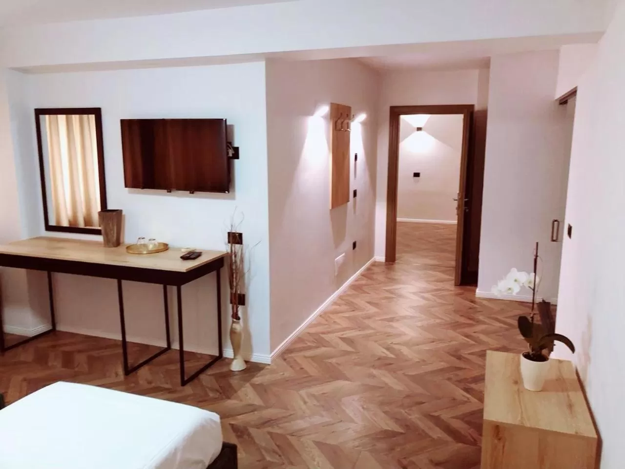 Bed, TV/Entertainment Center in Hotel Lido