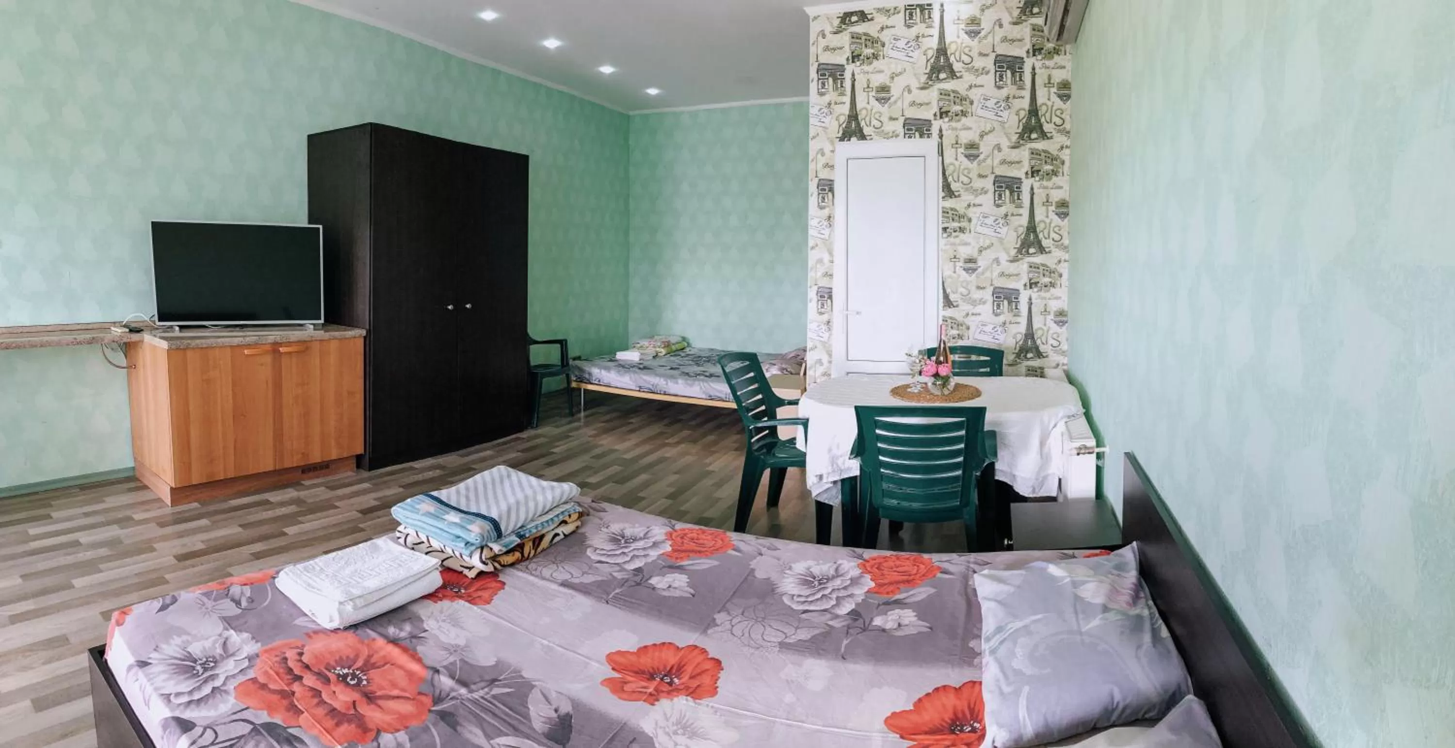 Communal lounge/ TV room, Bed in Zolotoy Bereg Hotel