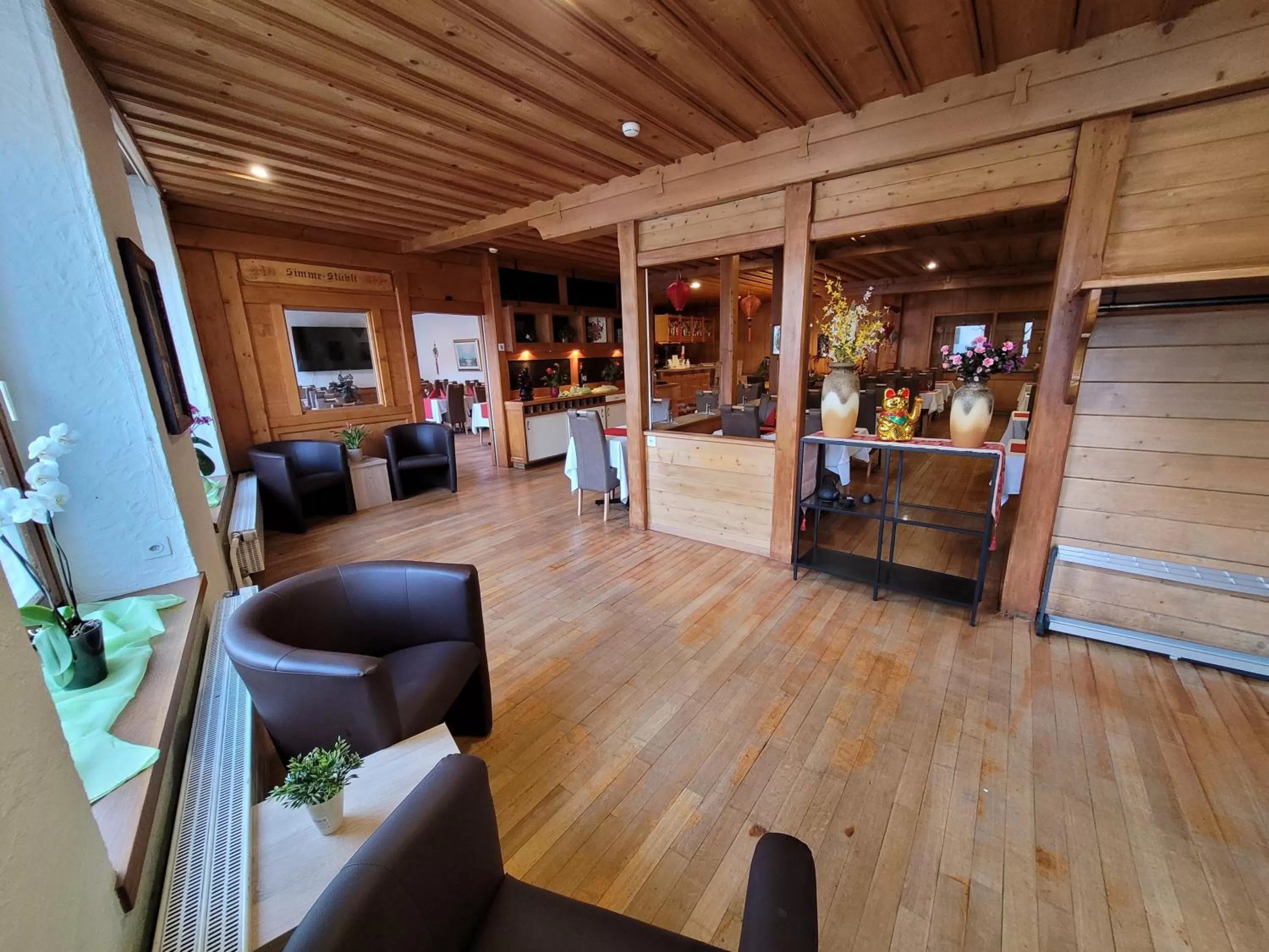 Restaurant/places to eat in Dinh Residence