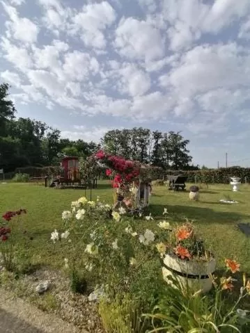 Garden in La roulotte des Trois Arbres