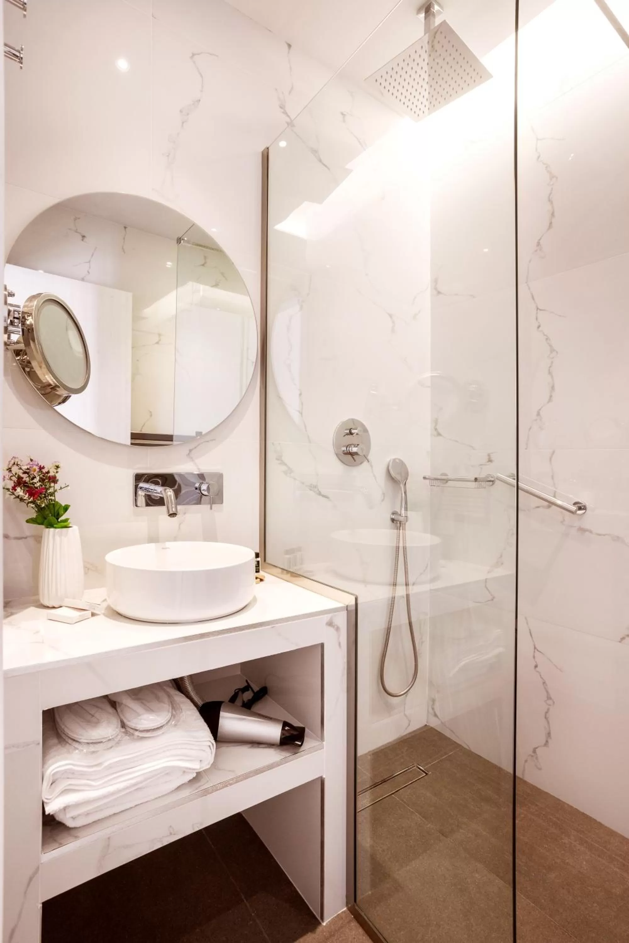 Shower in DAYS City Suites Athens