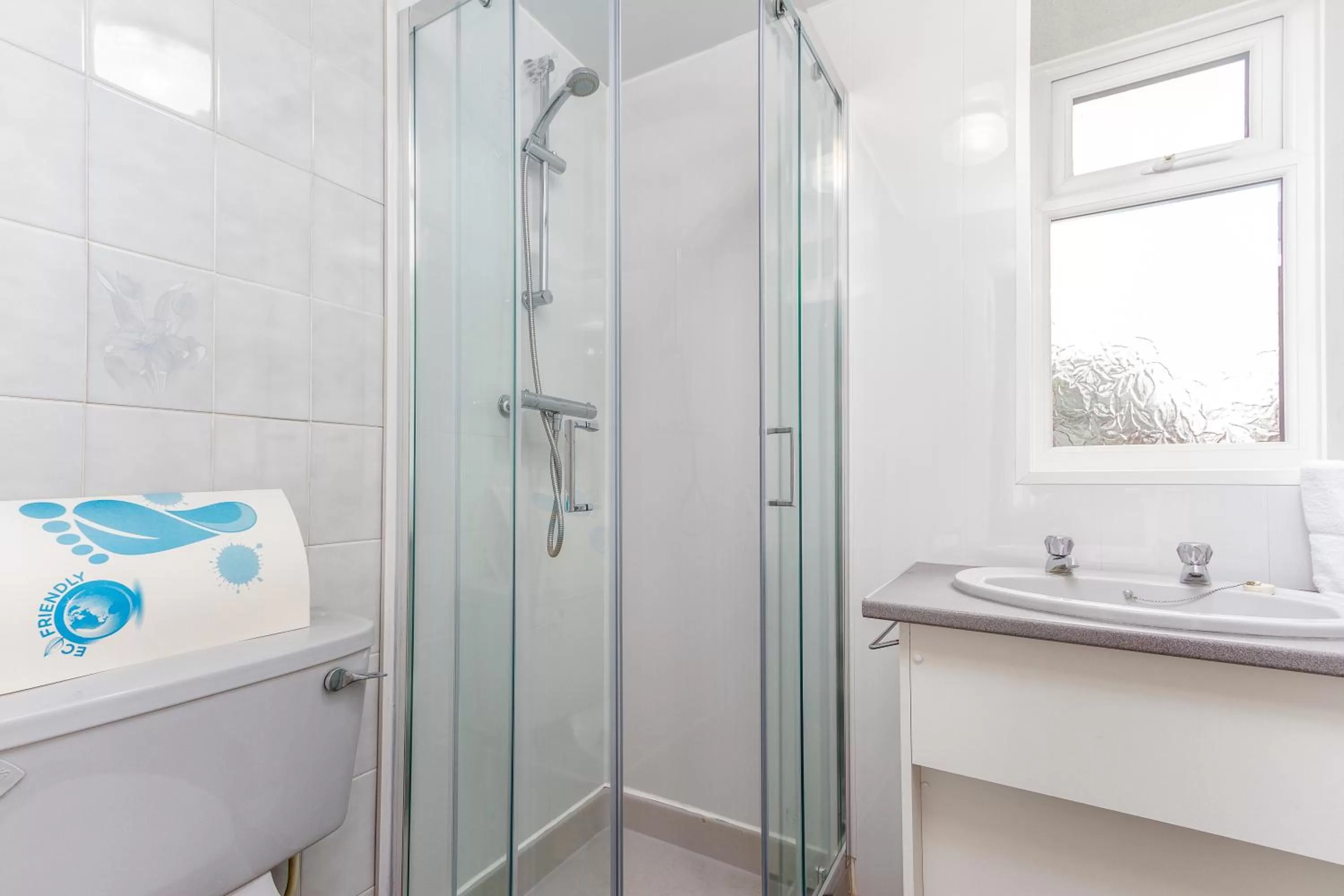 Bathroom in The Sandringham Court Hotel & Sports Bar-Groups Welcome here-High Speed Wi-Fi