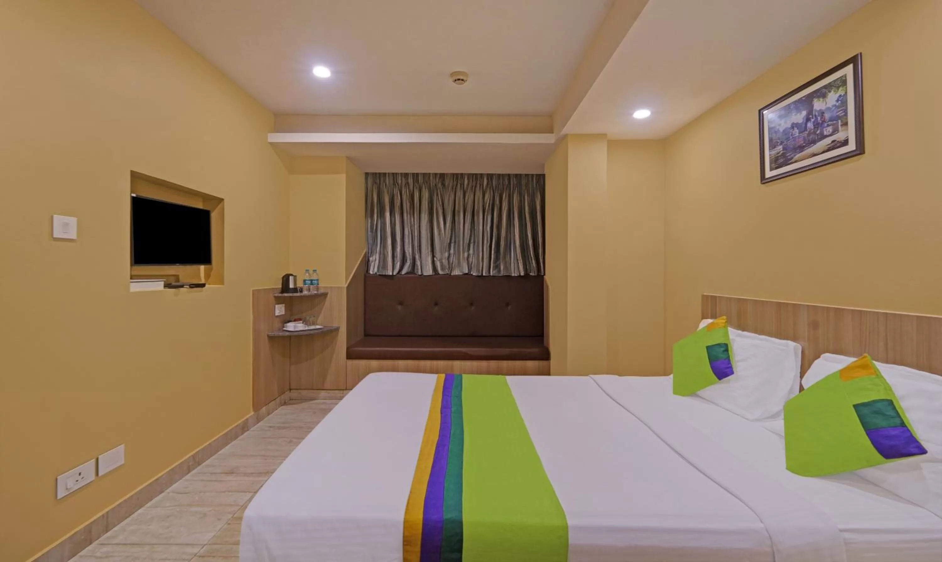 Bedroom, Bed in Treebo Fourth Avenue