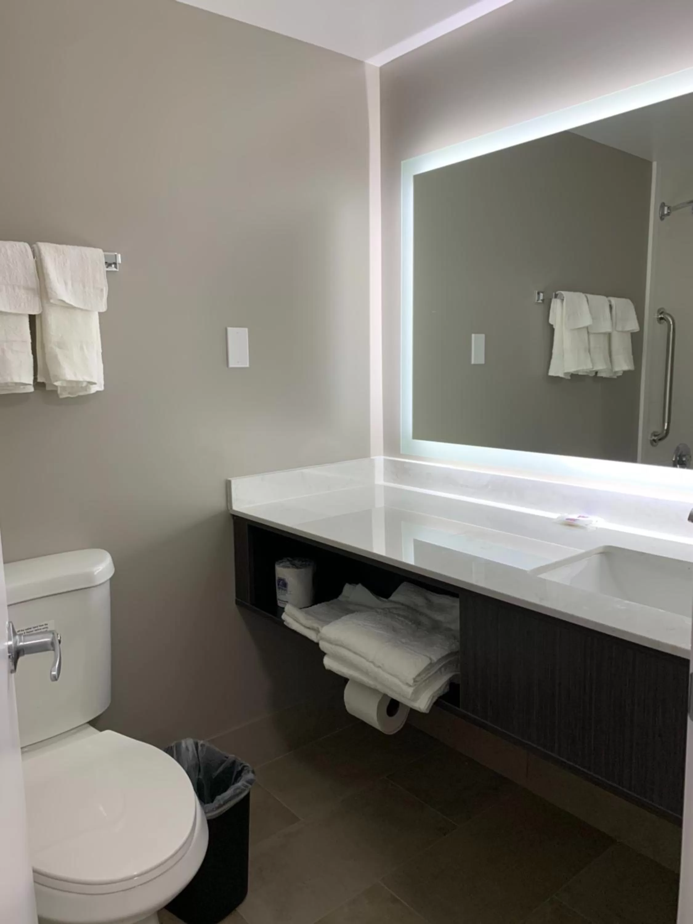 Bathroom in Studio 6 Rockford