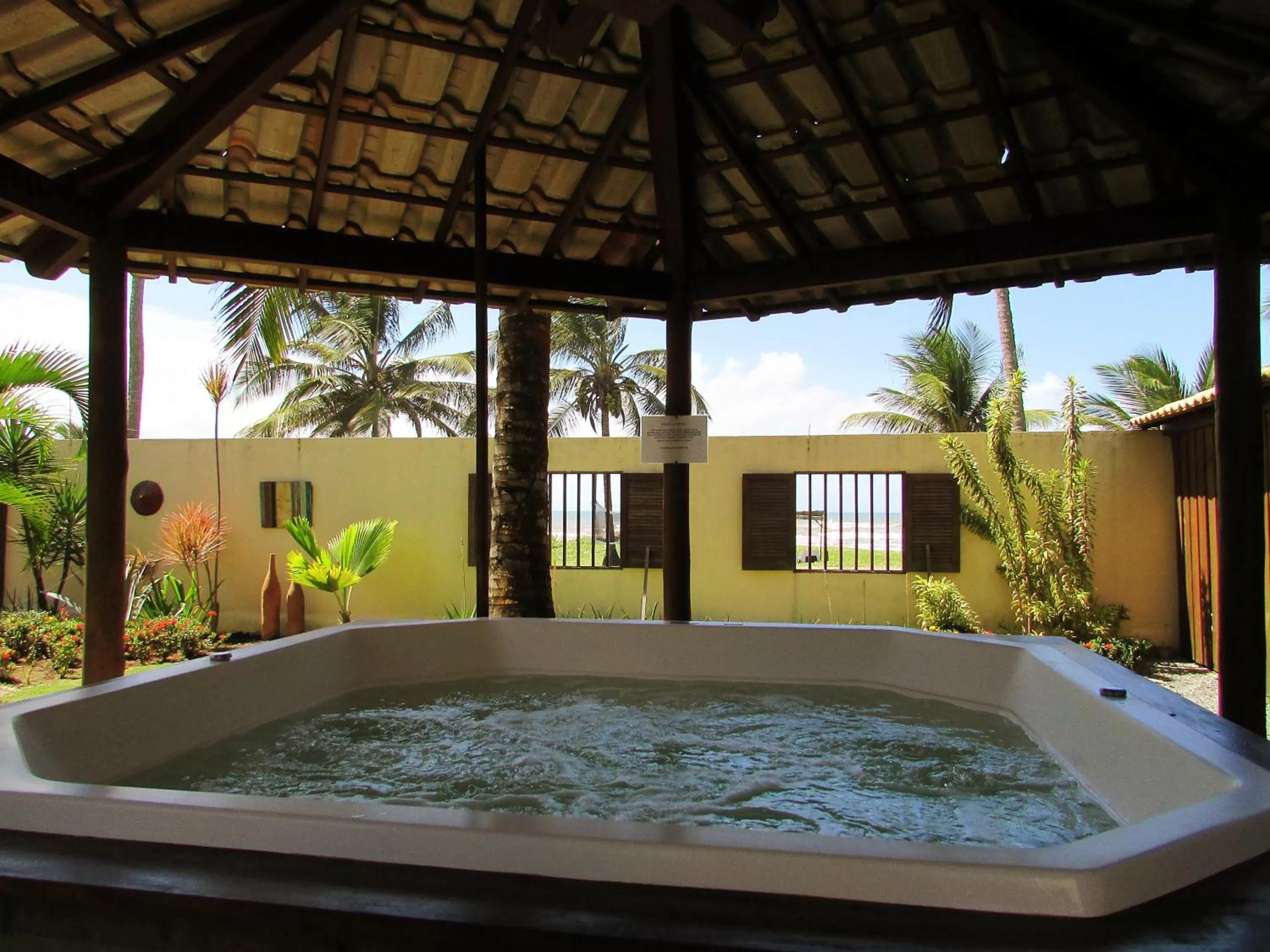 Hot Tub, Swimming Pool in Pousada dos Hibiscus