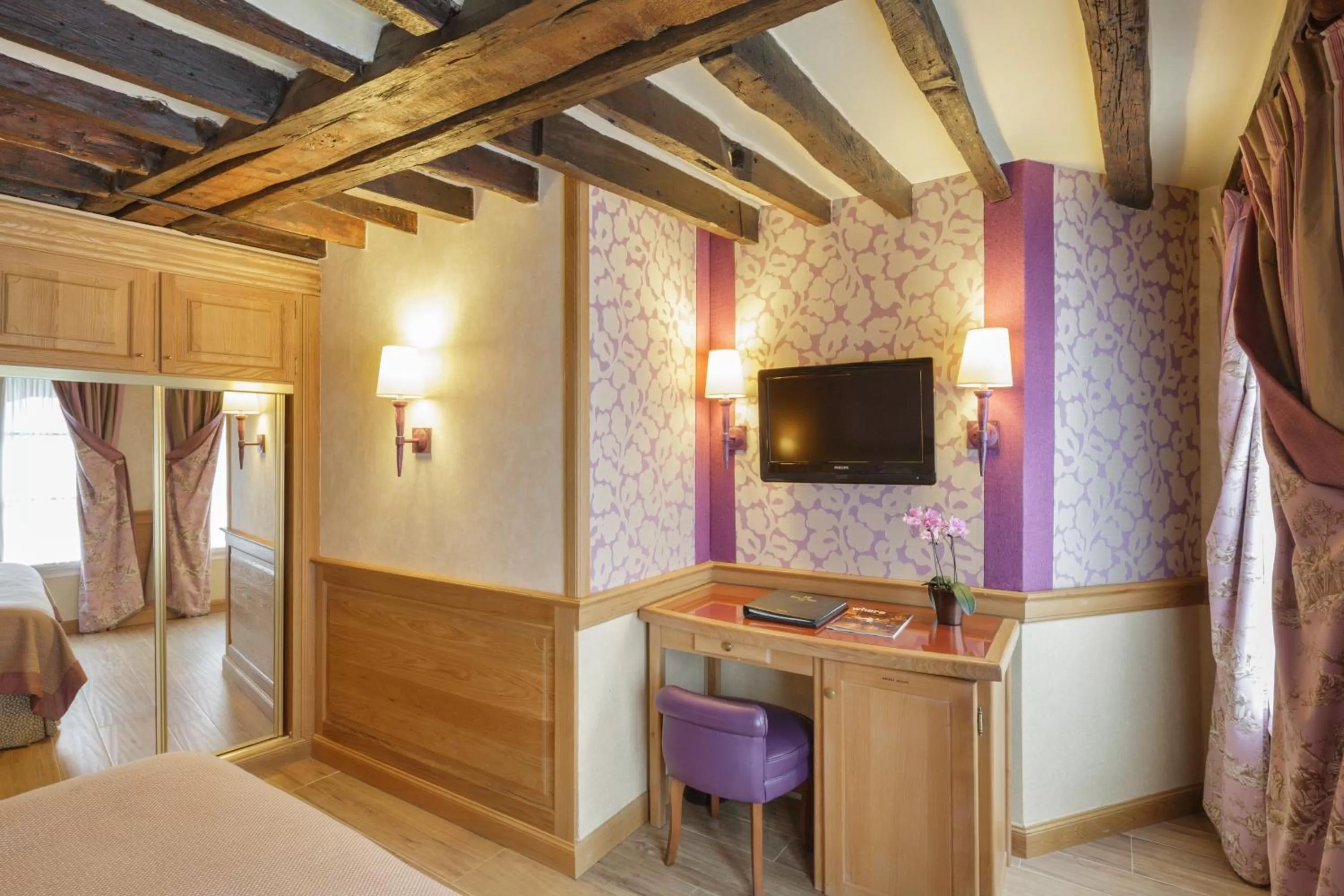 Photo of the whole room, Bed in La Perle Saint Germain des Prés