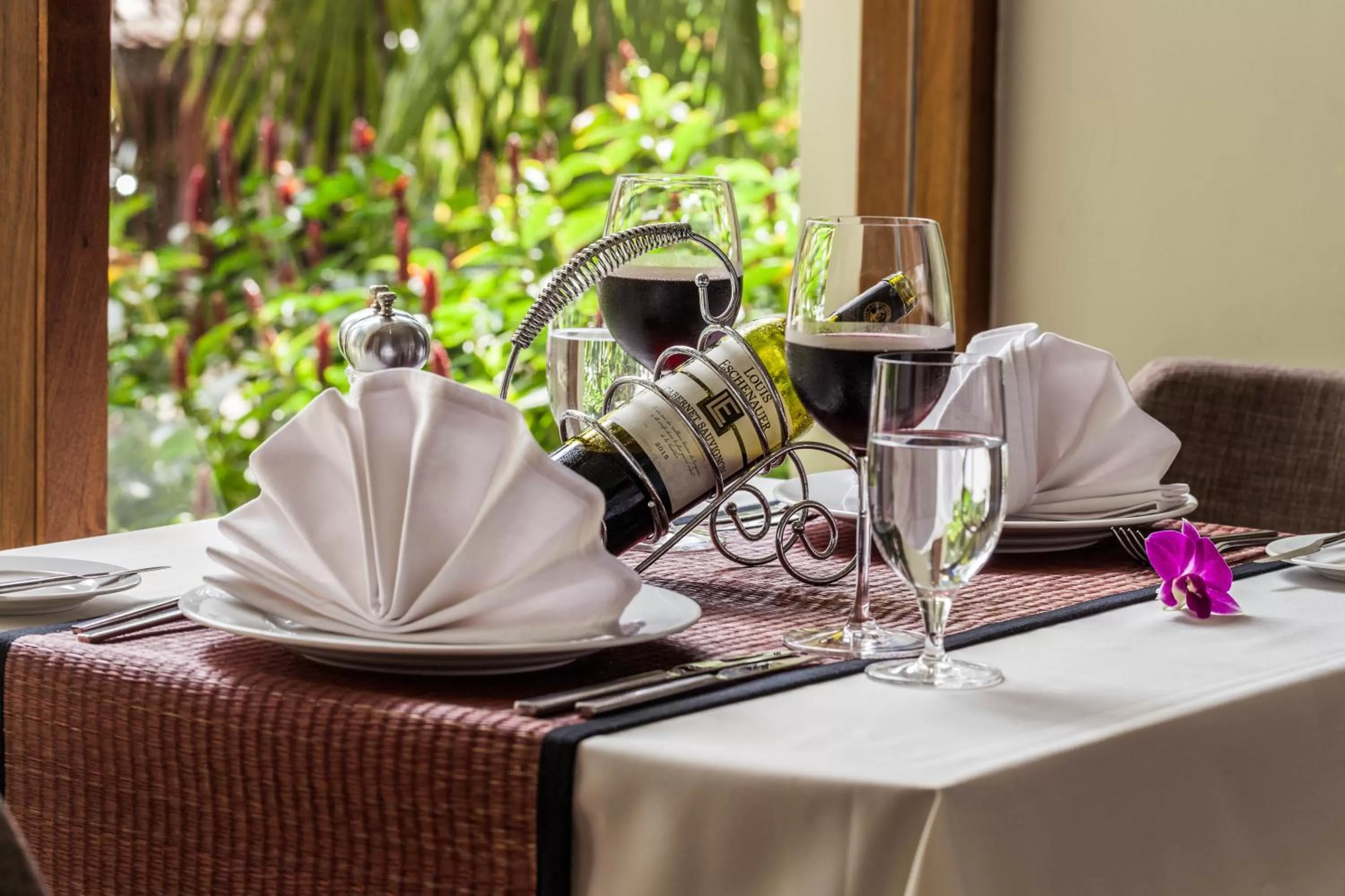 Restaurant/places to eat in Somadevi Residence