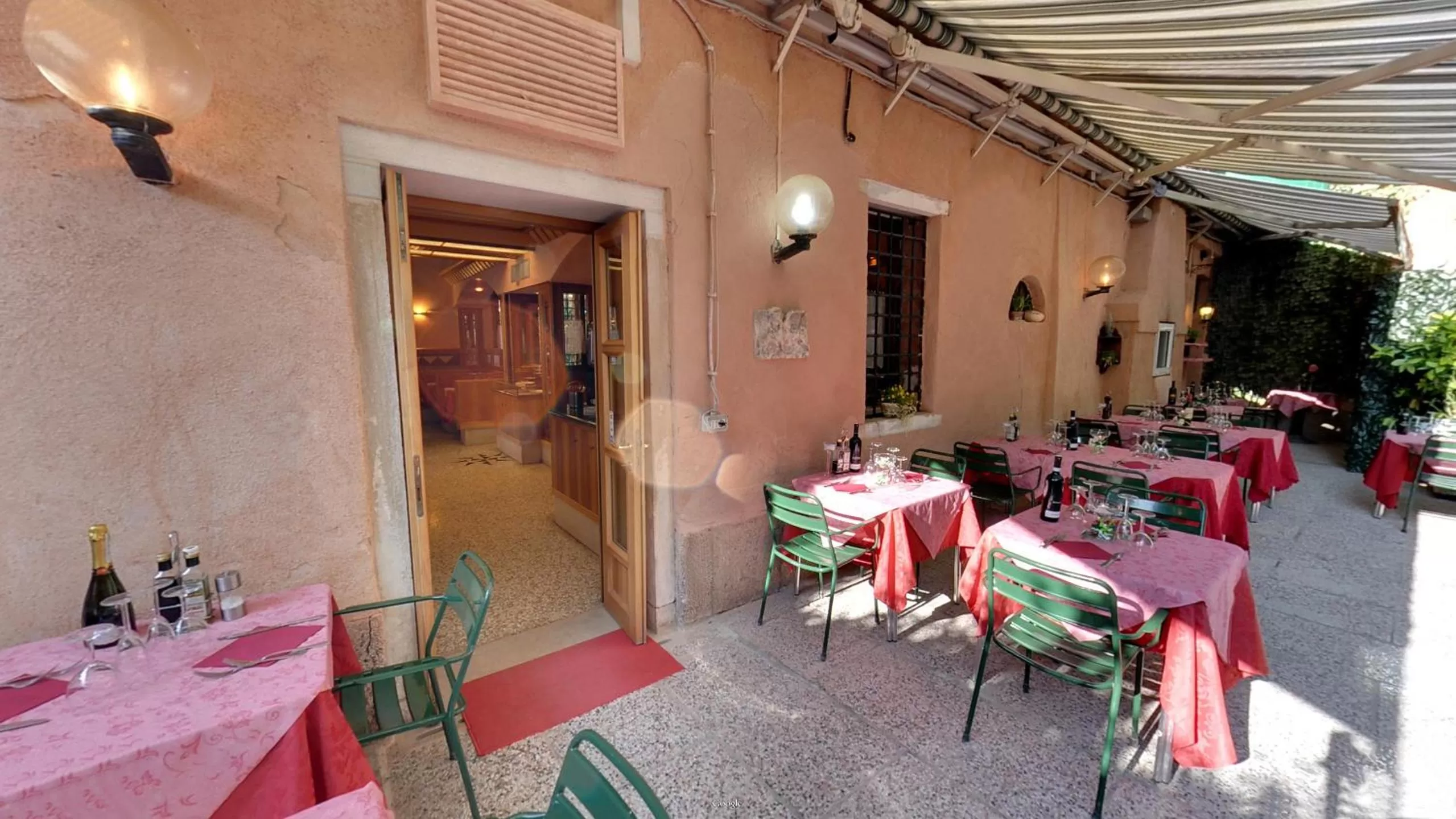 Restaurant/places to eat in Messner Palace