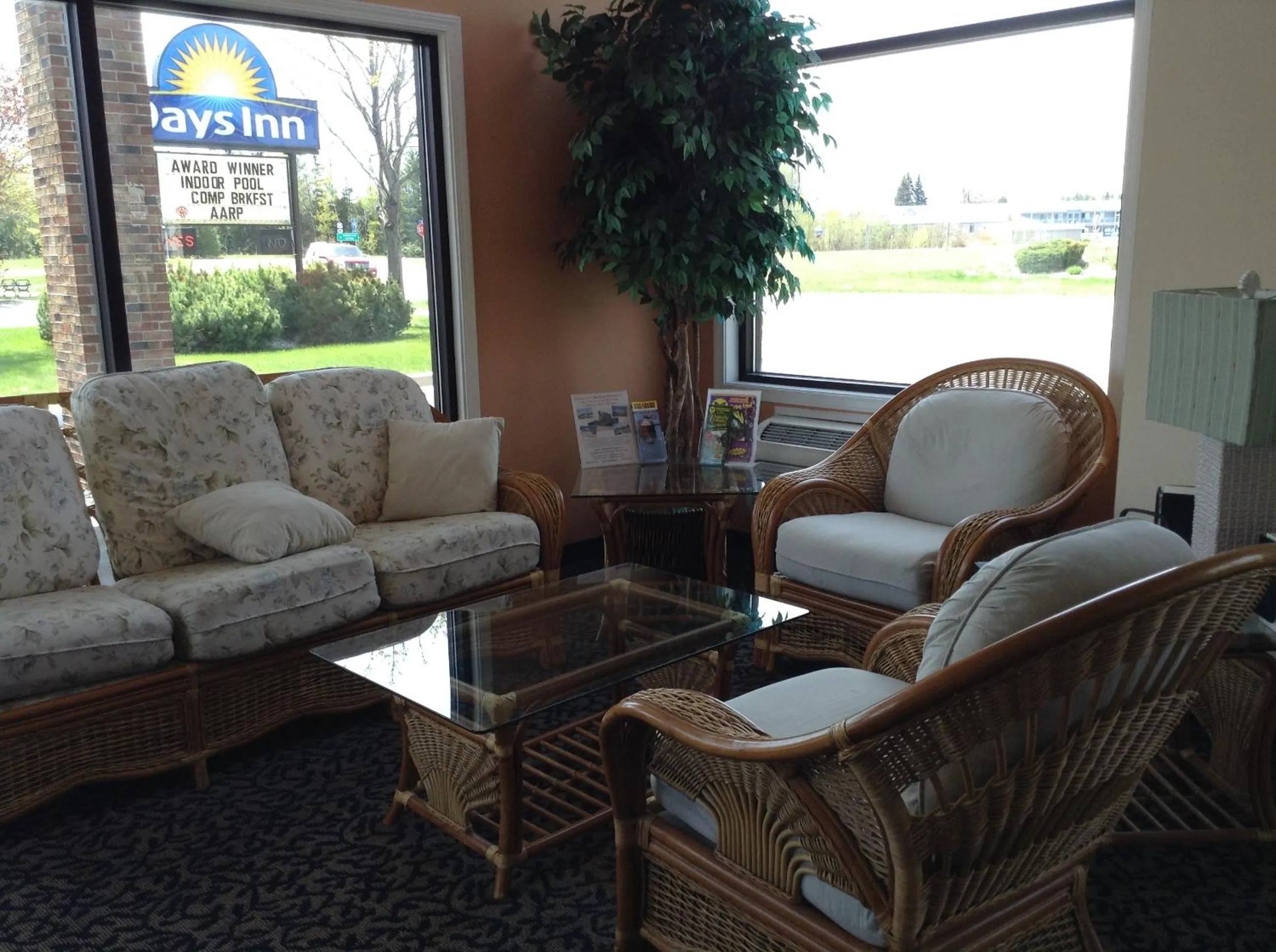 Lobby or reception in Days Inn by Wyndham Mackinaw City - Lakeview