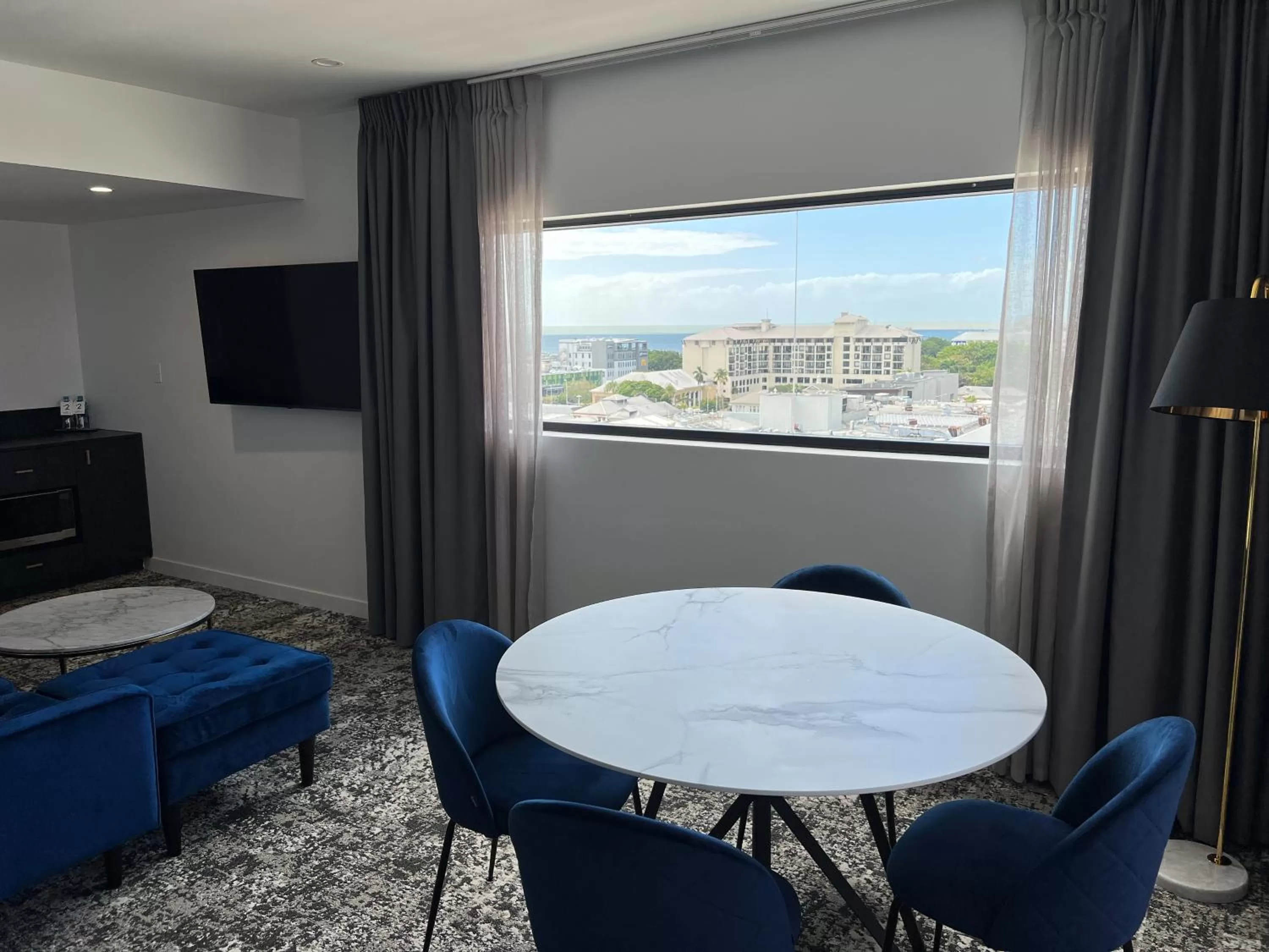 Seating area, Bed in The Benson Hotel