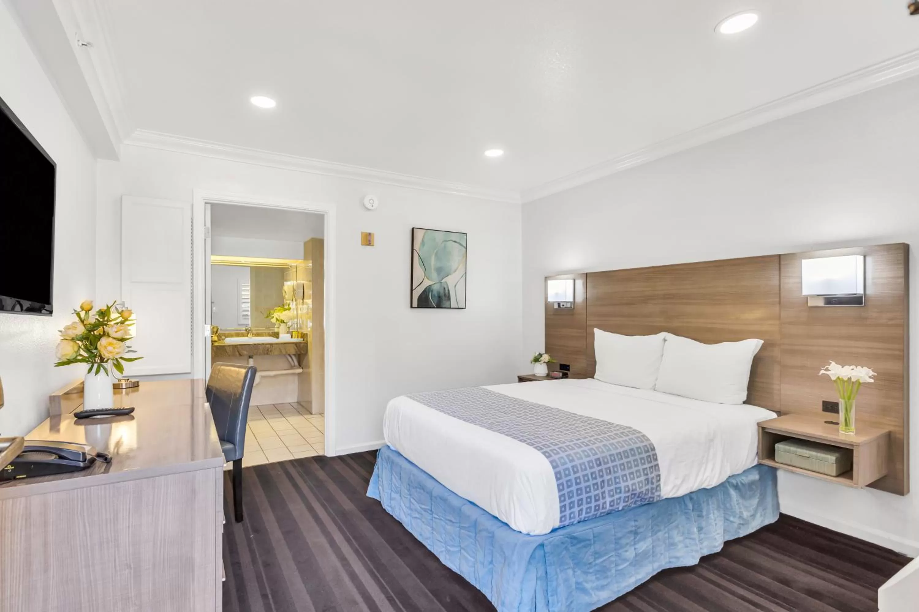 Bed in Napa Valley Hotel & Suites