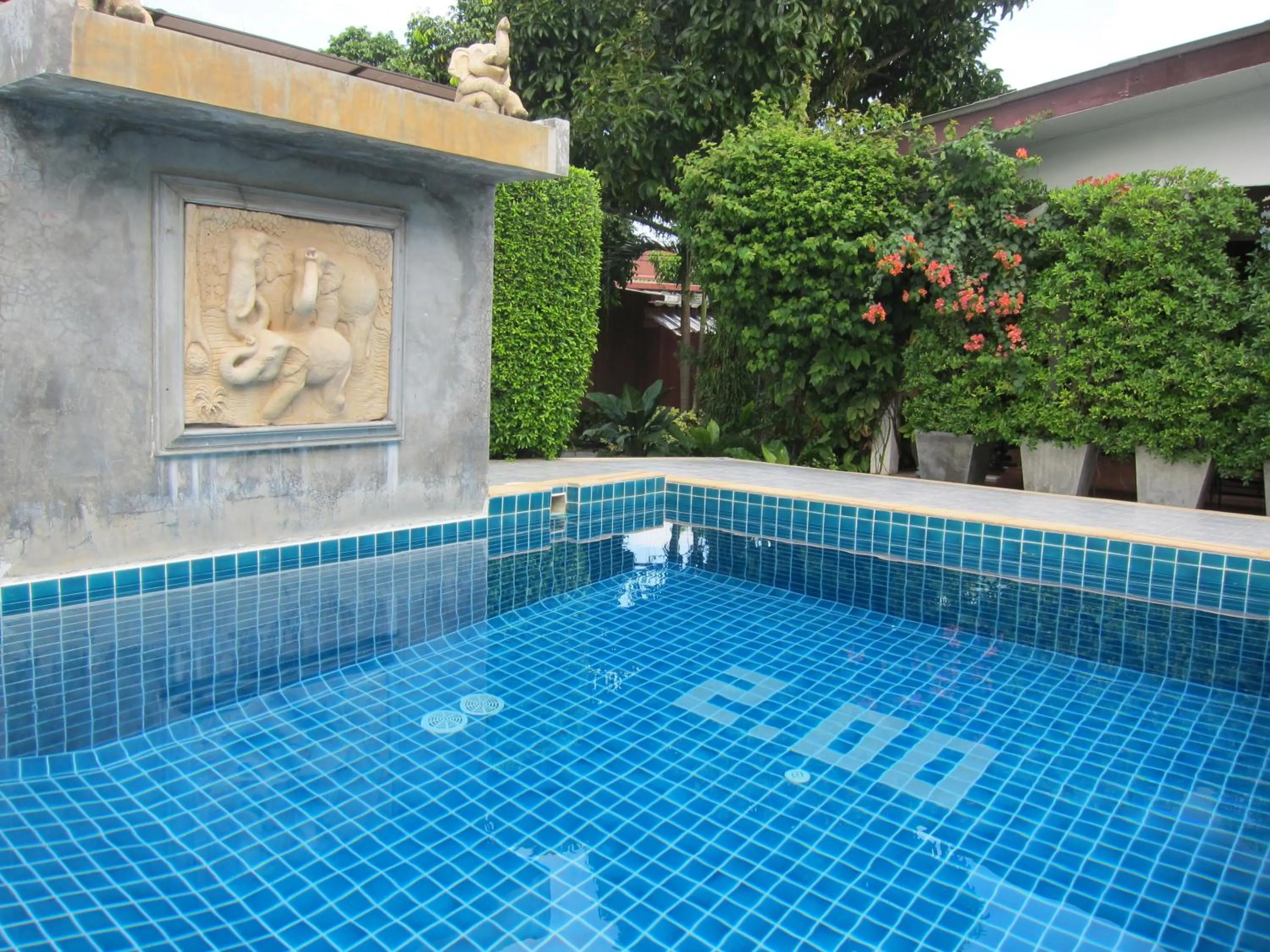 Swimming pool in Forest Bungalows & Mama's Restaurant