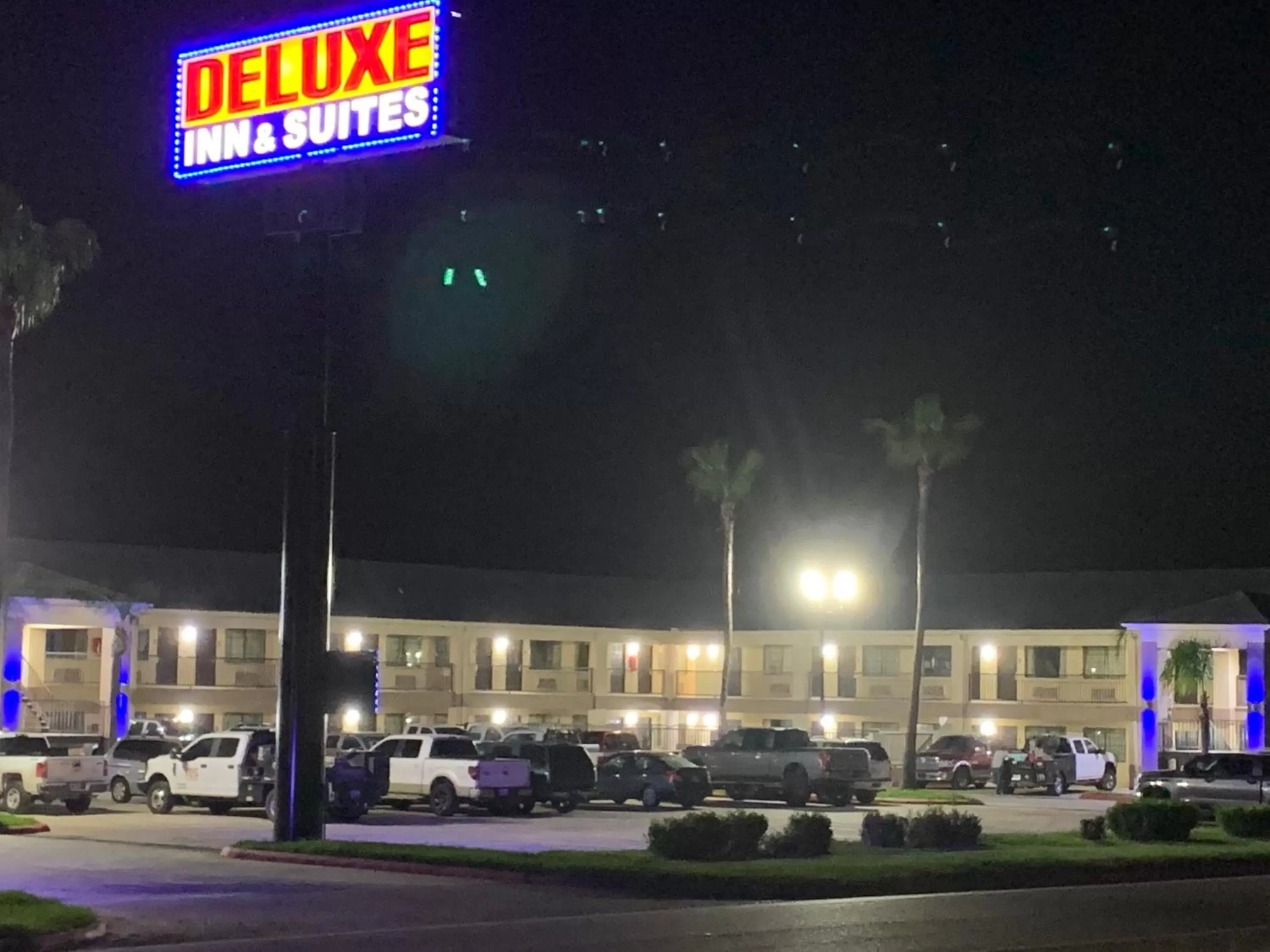 Property building in Deluxe Inn and Suites