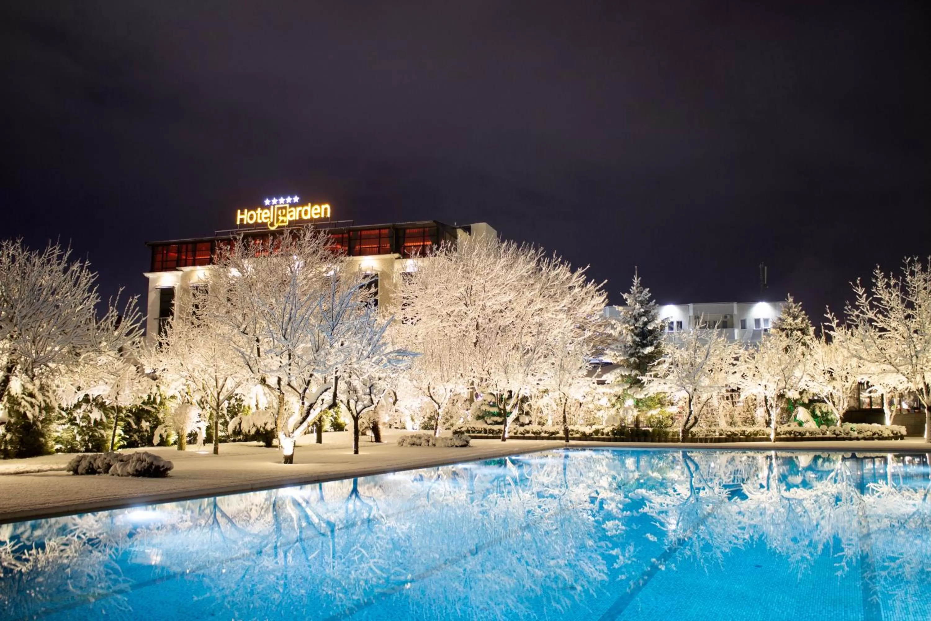 Swimming pool in Hotel Garden