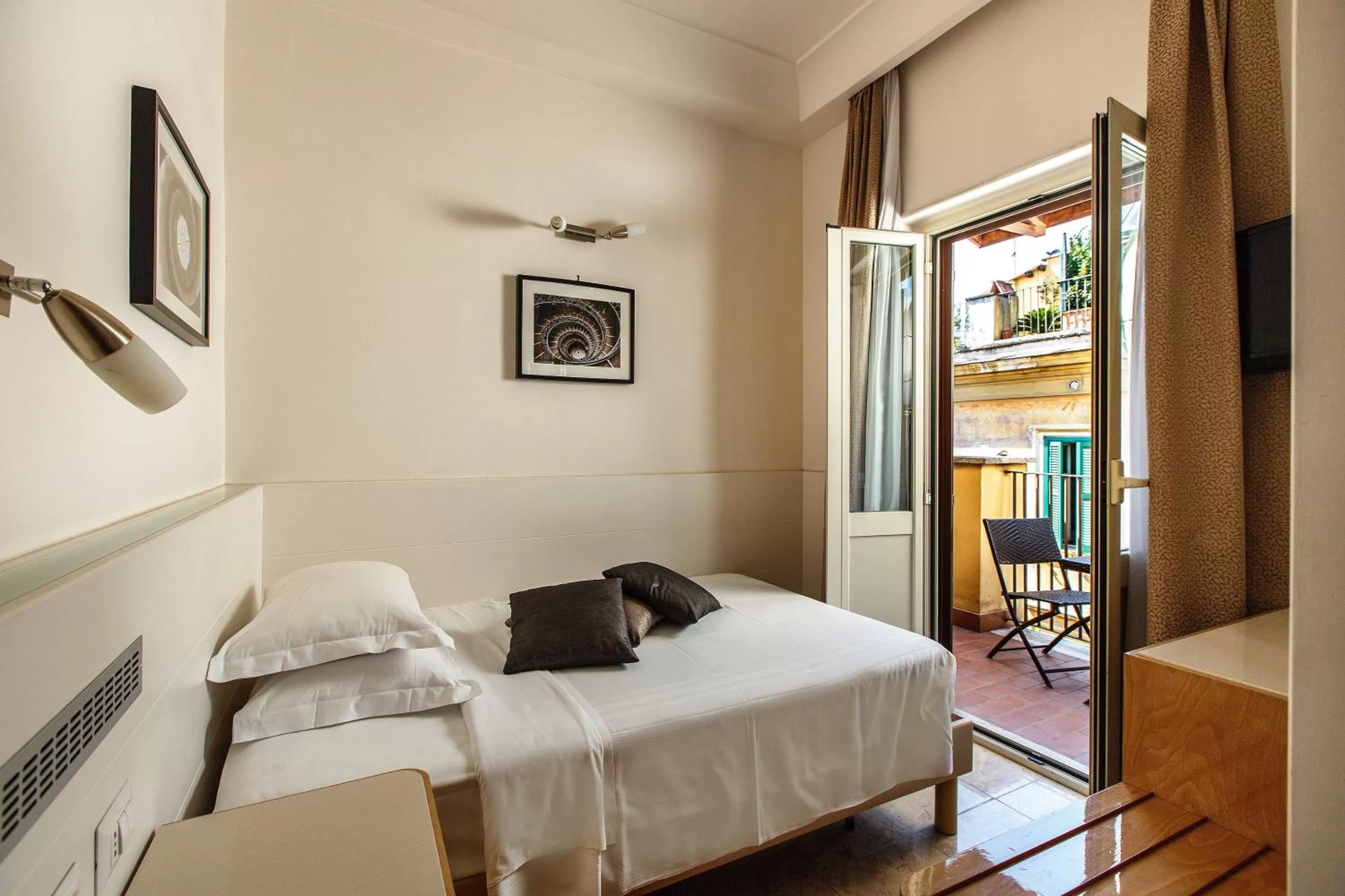 Balcony/Terrace, Bed in Hotel Smeraldo