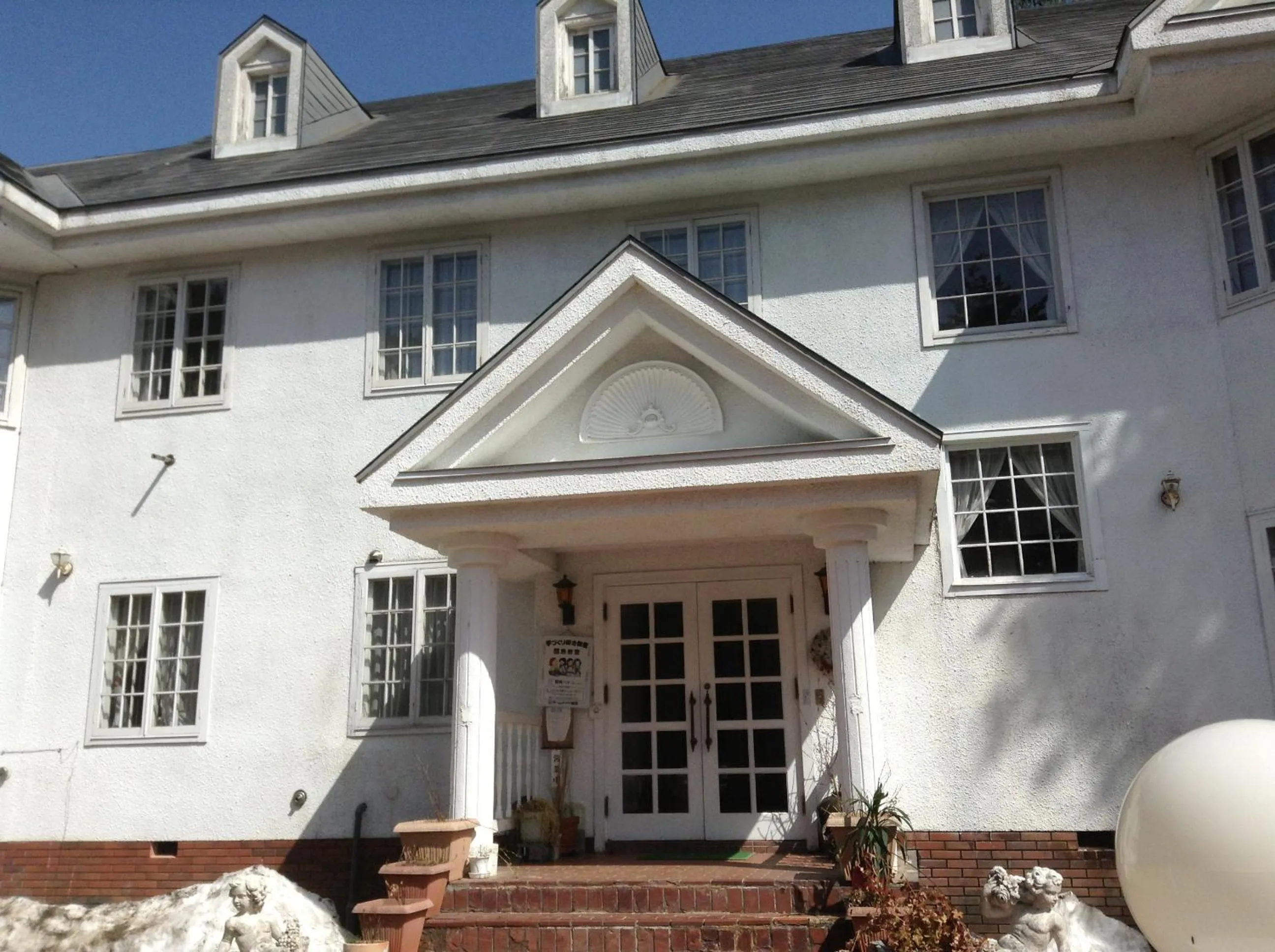 Facade/entrance in Petit Hotel and Restaurant Air Mail