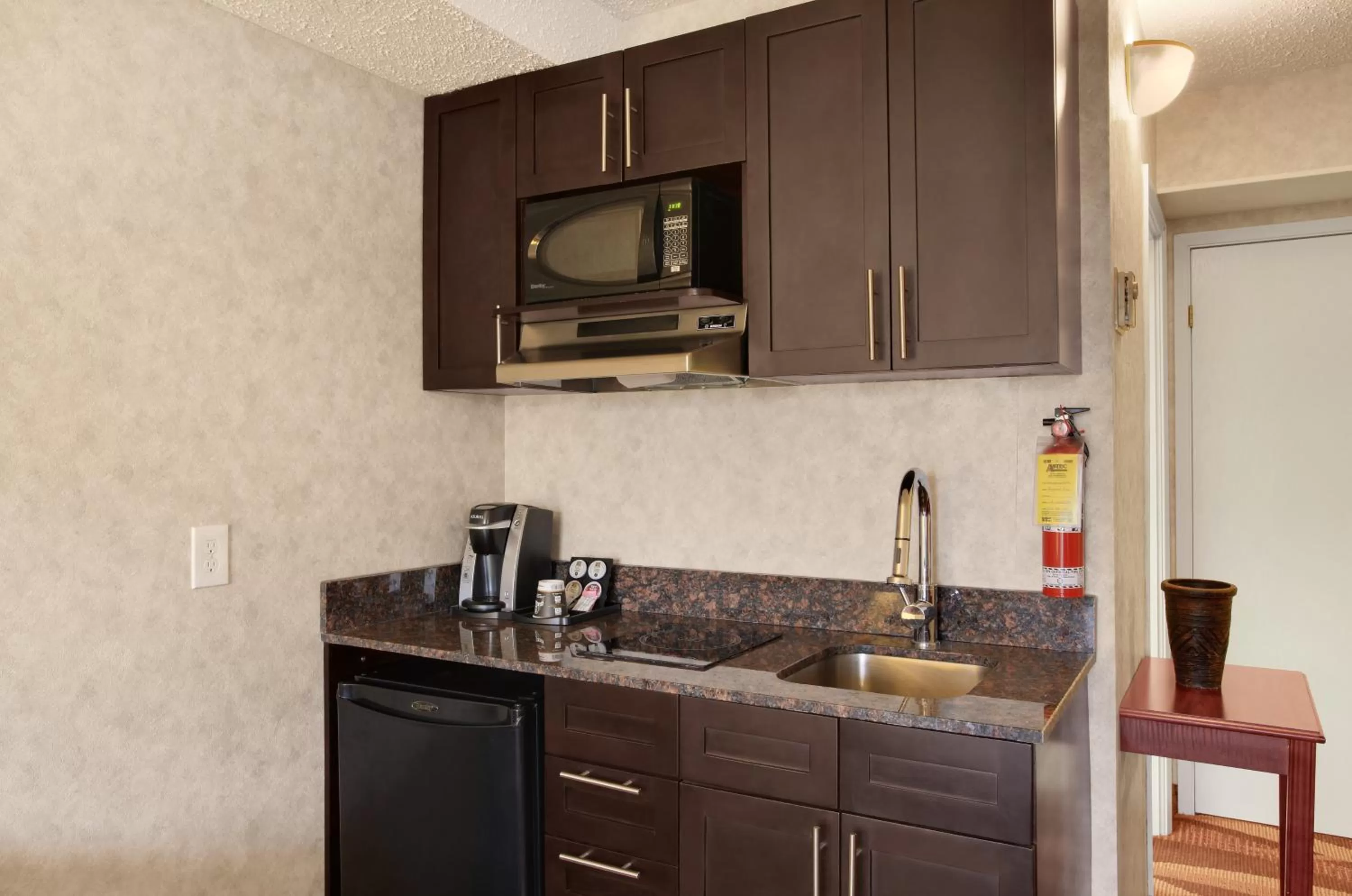 Kitchen or kitchenette in Travelodge by Wyndham Lloydminster