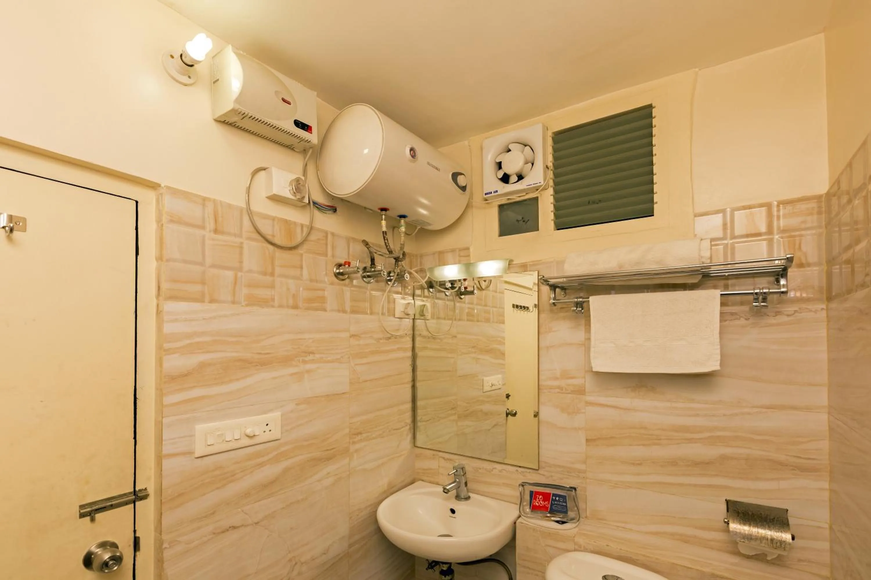 Shower in Hotel Sunday Inn