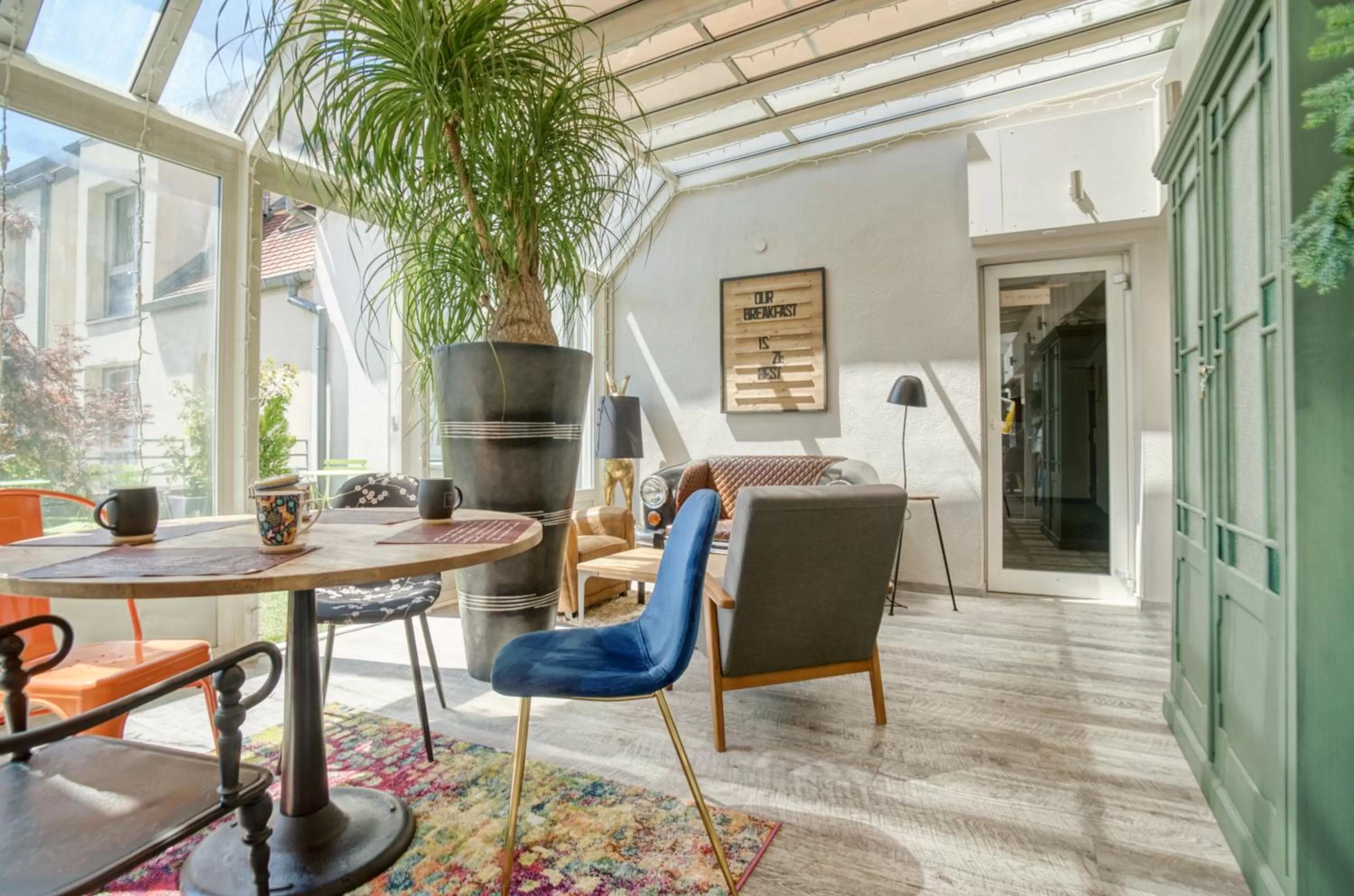 Dining area in La Maison Hôtel Mulhouse Centre