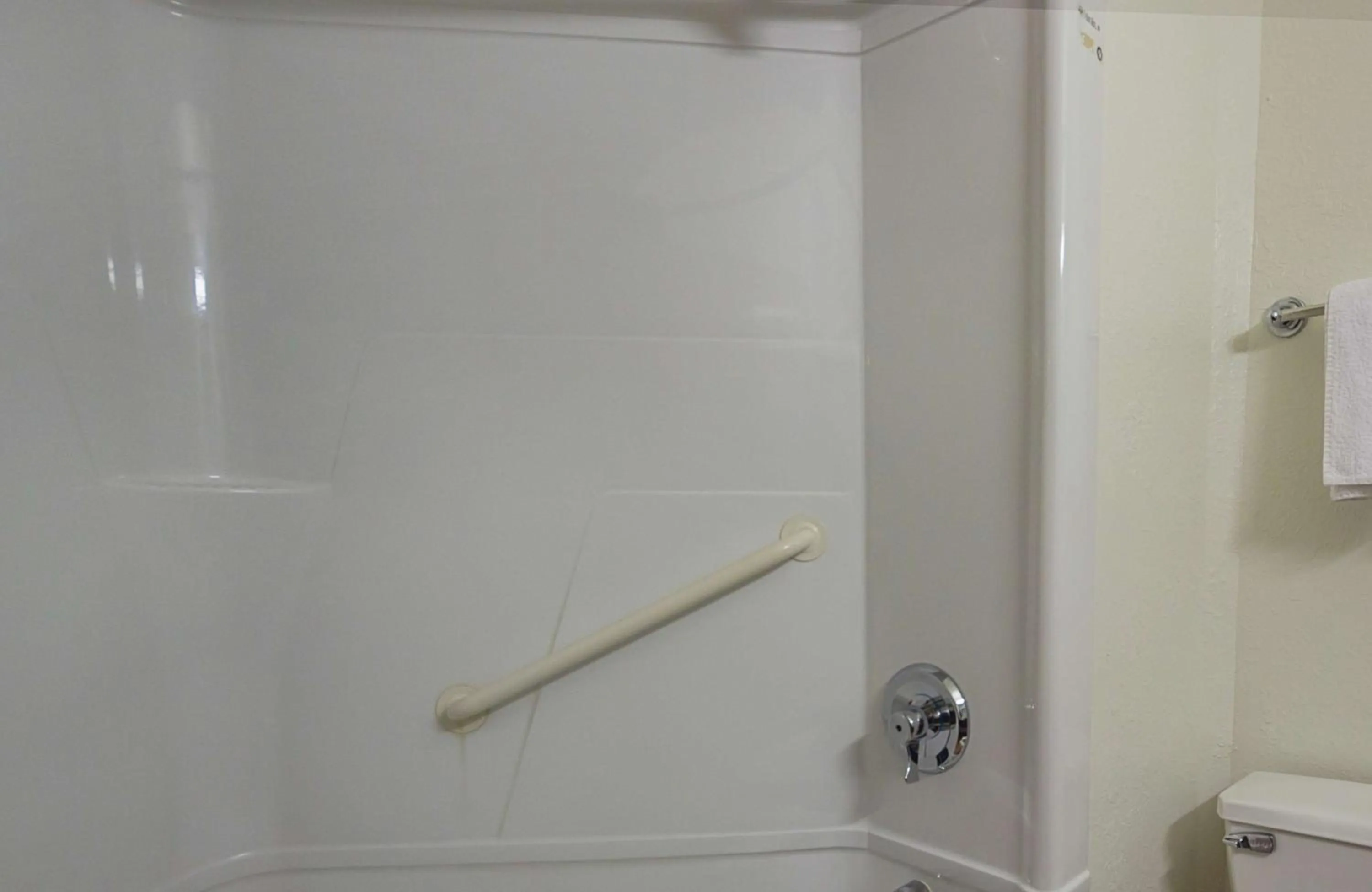 Motel 6-Whitby, ON - Toronto East